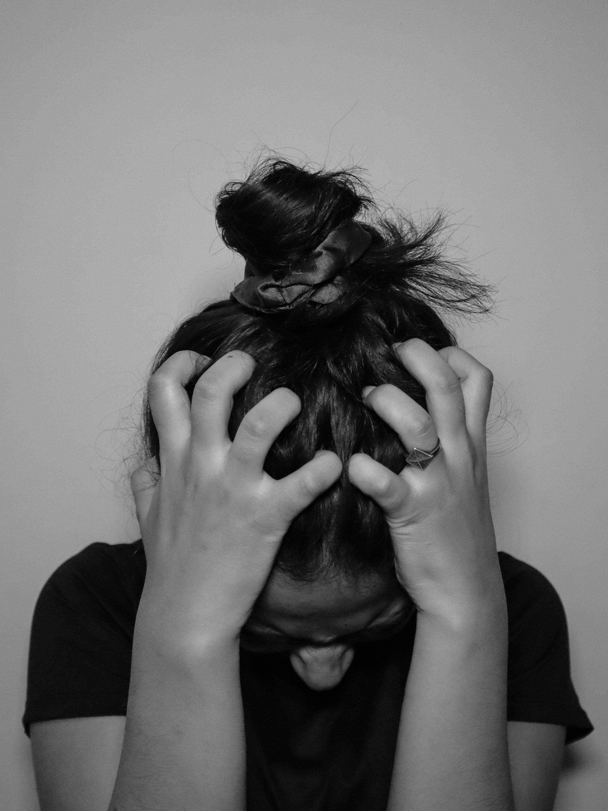 Una mujer cubriéndose la cara con las manos | Foto: Unsplash