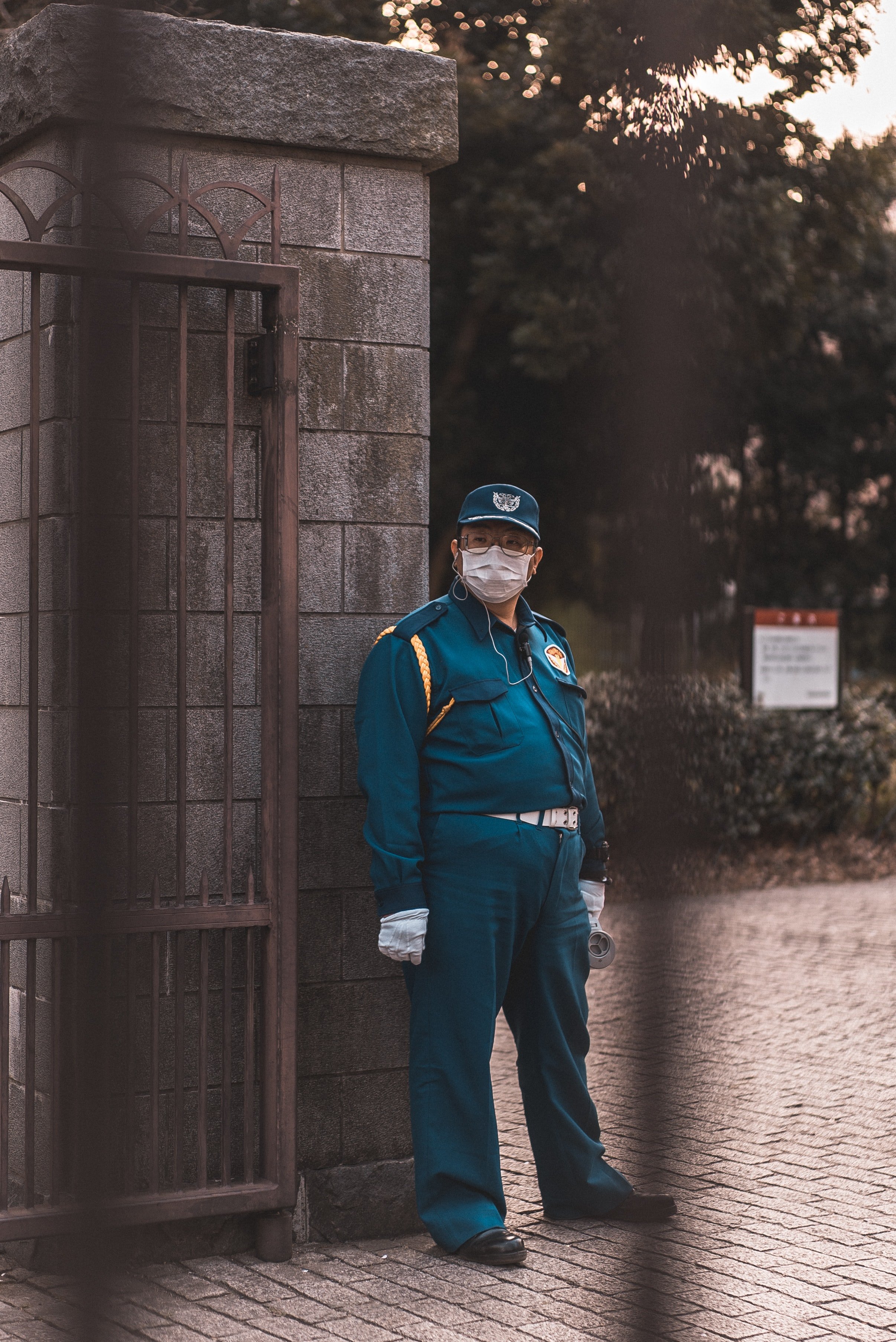 Agente de seguridad custodiando la entrada. | Foto: Unsplash
