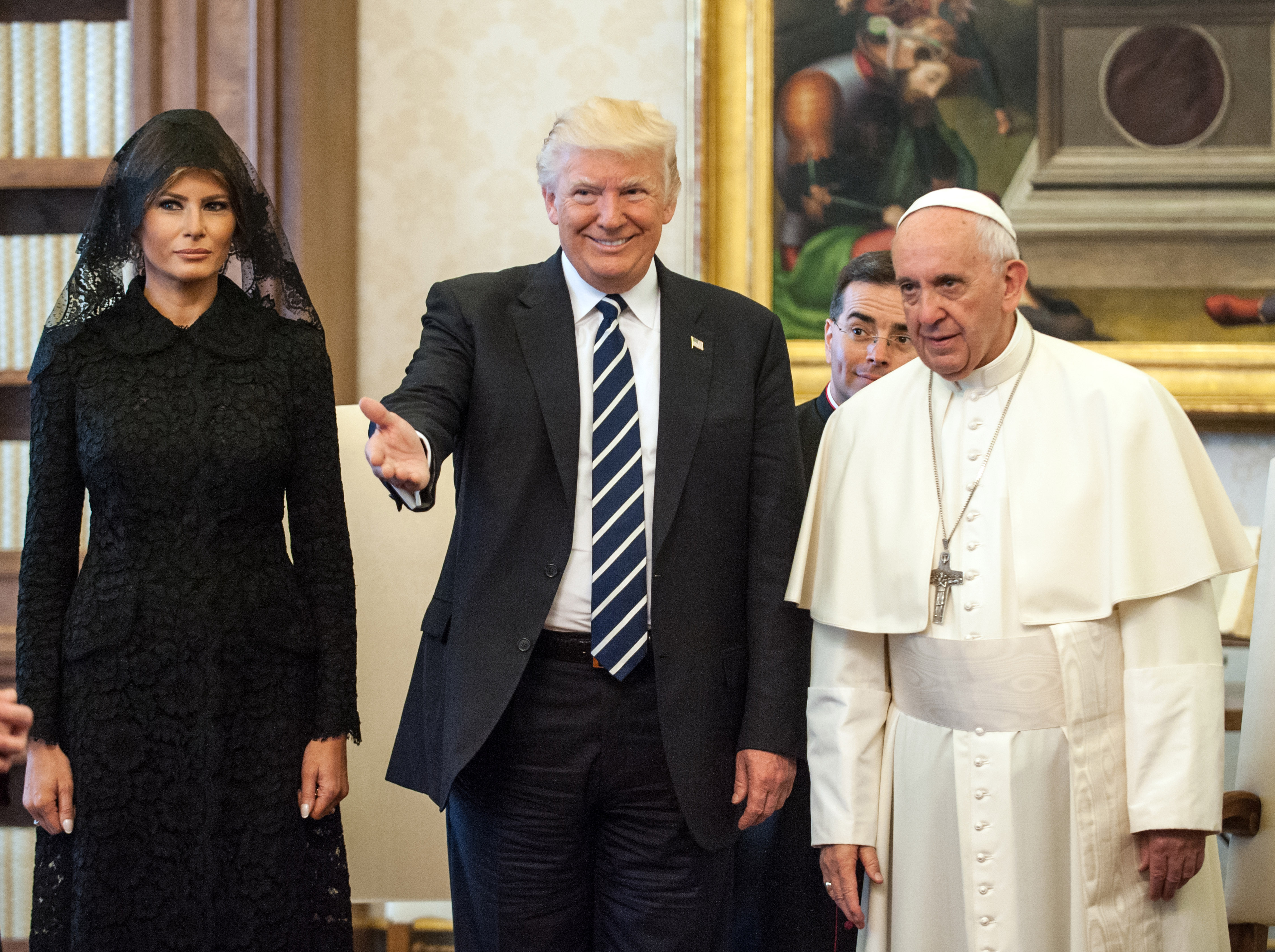 El papa Francisco se reúne con el presidente Donald Trump y su esposa en la Biblioteca Privada del Palacio Apostólico de la Ciudad del Vaticano, el 24 de mayo de 2017 | Fuente: Getty Images