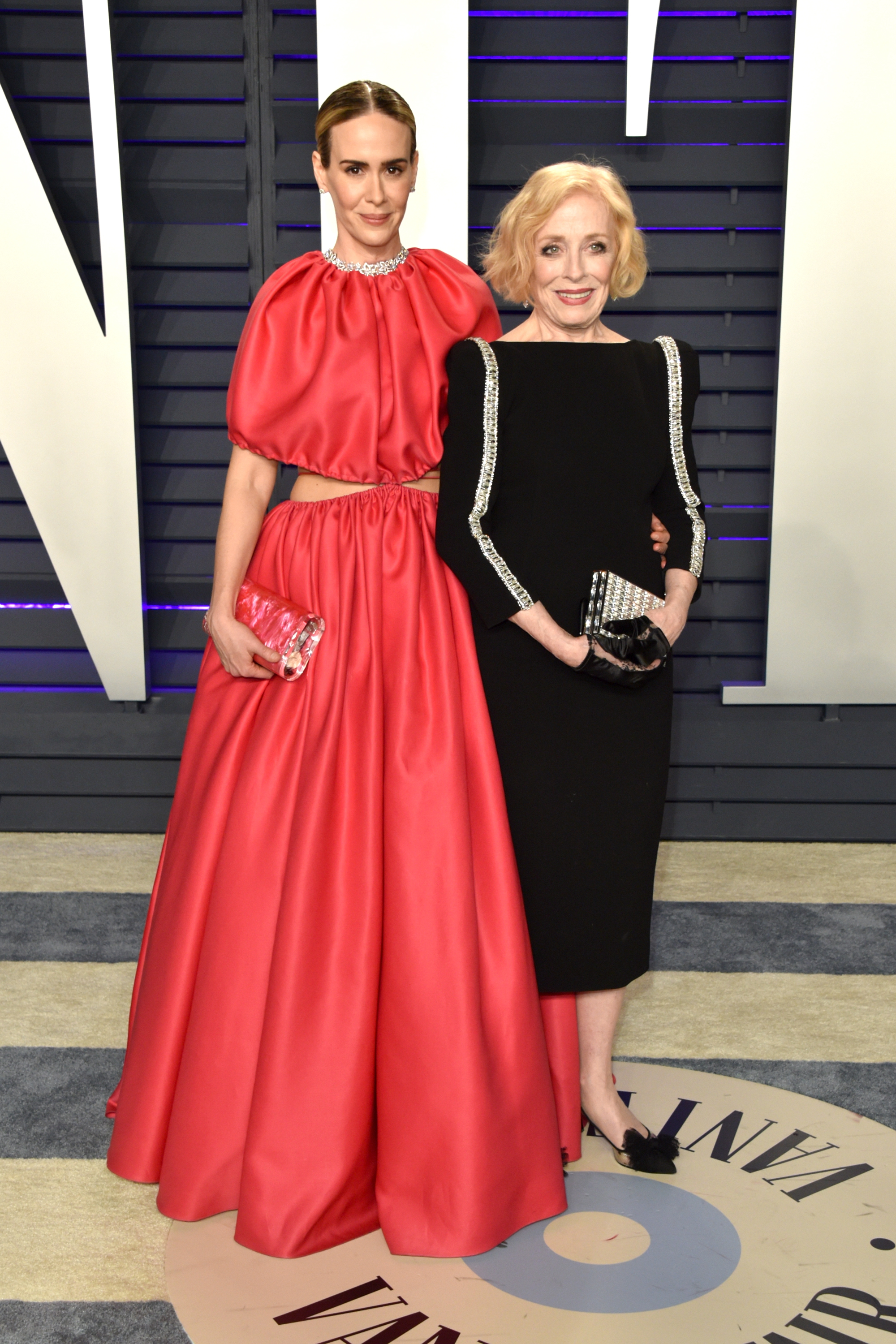Sarah Paulson y Holland Taylor asisten a la fiesta de los Oscar 2019 de Vanity Fair en el Wallis Annenberg Center for the Performing Arts, el 24 de febrero de 2019 en Beverly Hills, California. | Foto: Getty Images