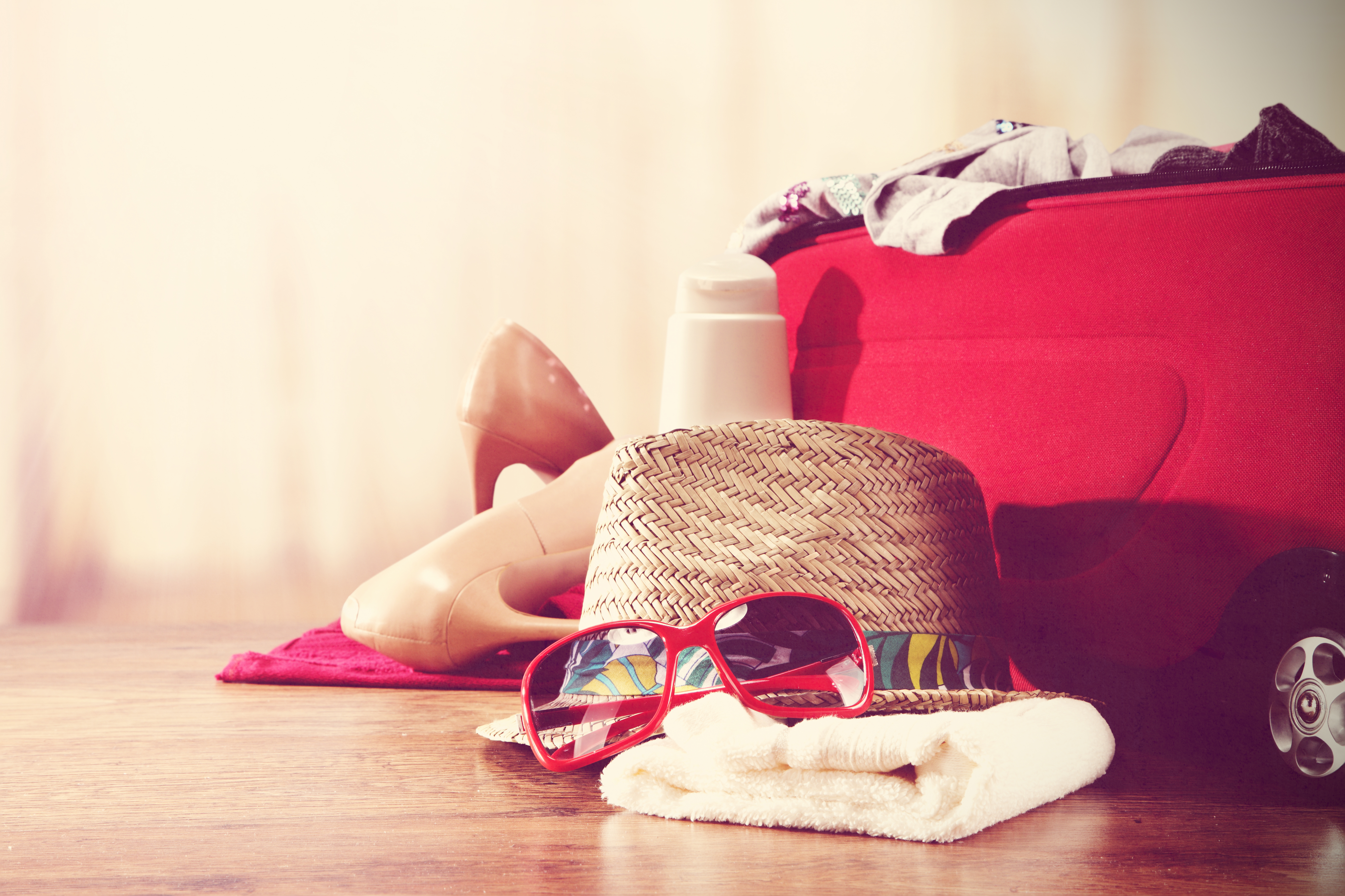 Una maleta siendo empaquetada | Fuente: Shutterstock