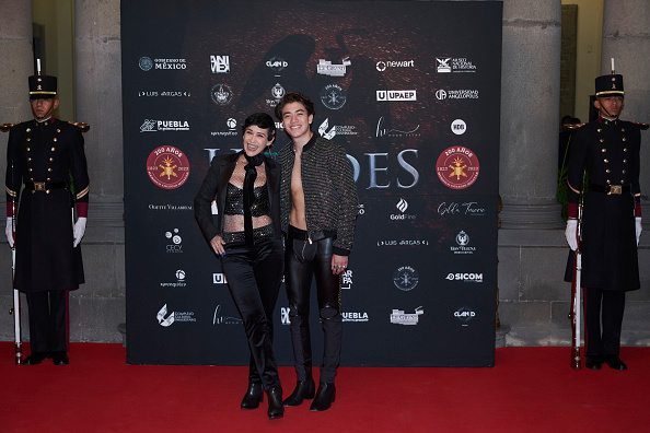 Susana Zabaleta y Matías Gruener posan para una fotografía durante la alfombra roja del estreno de la película "Héroes", en el Castillo de Chapultepec, el 4 de septiembre de 2023 en Ciudad de México, México | Fuente: Getty Images