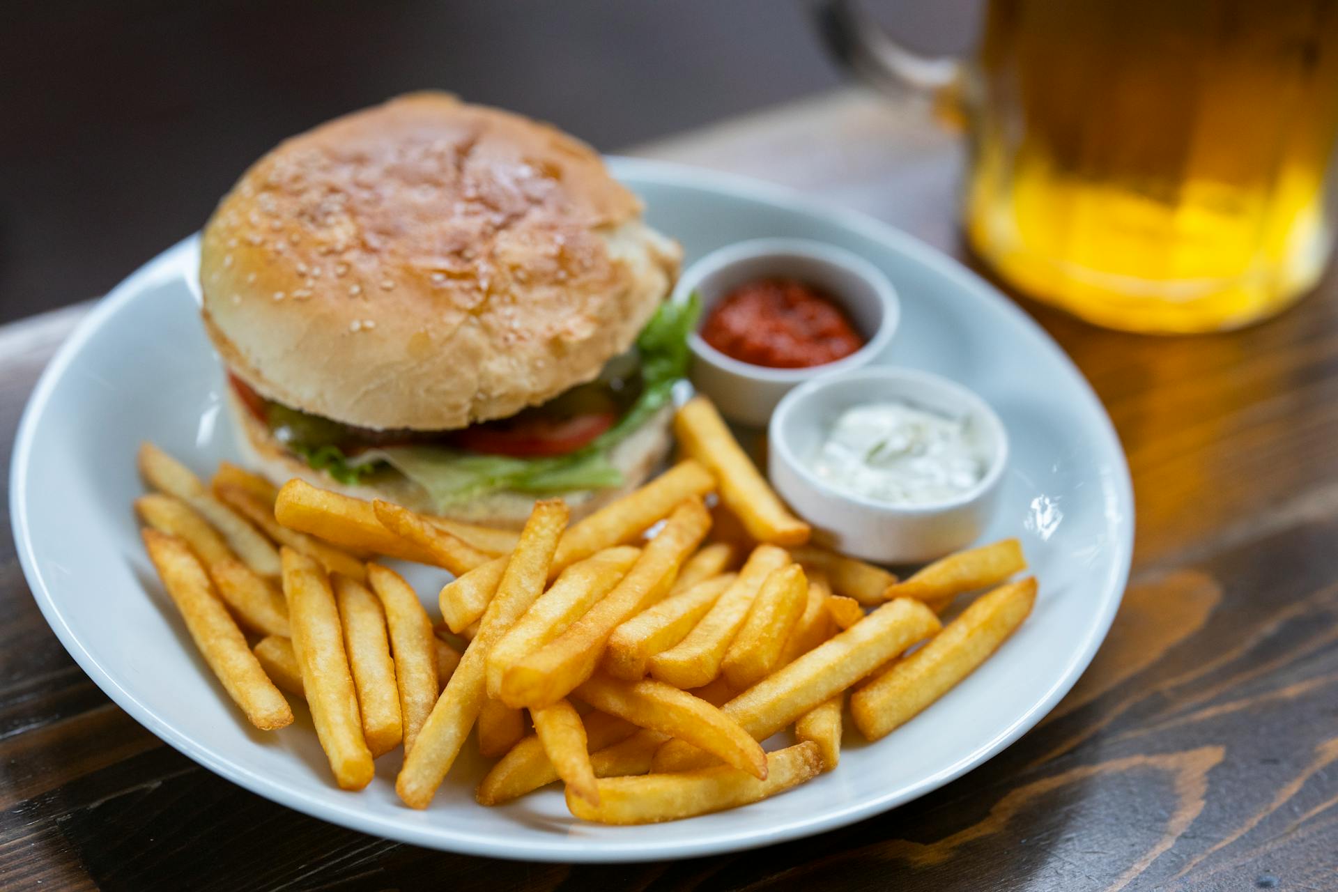 Una hamburguesa con patatas fritas sobre una mesa | Fuente: Pexels