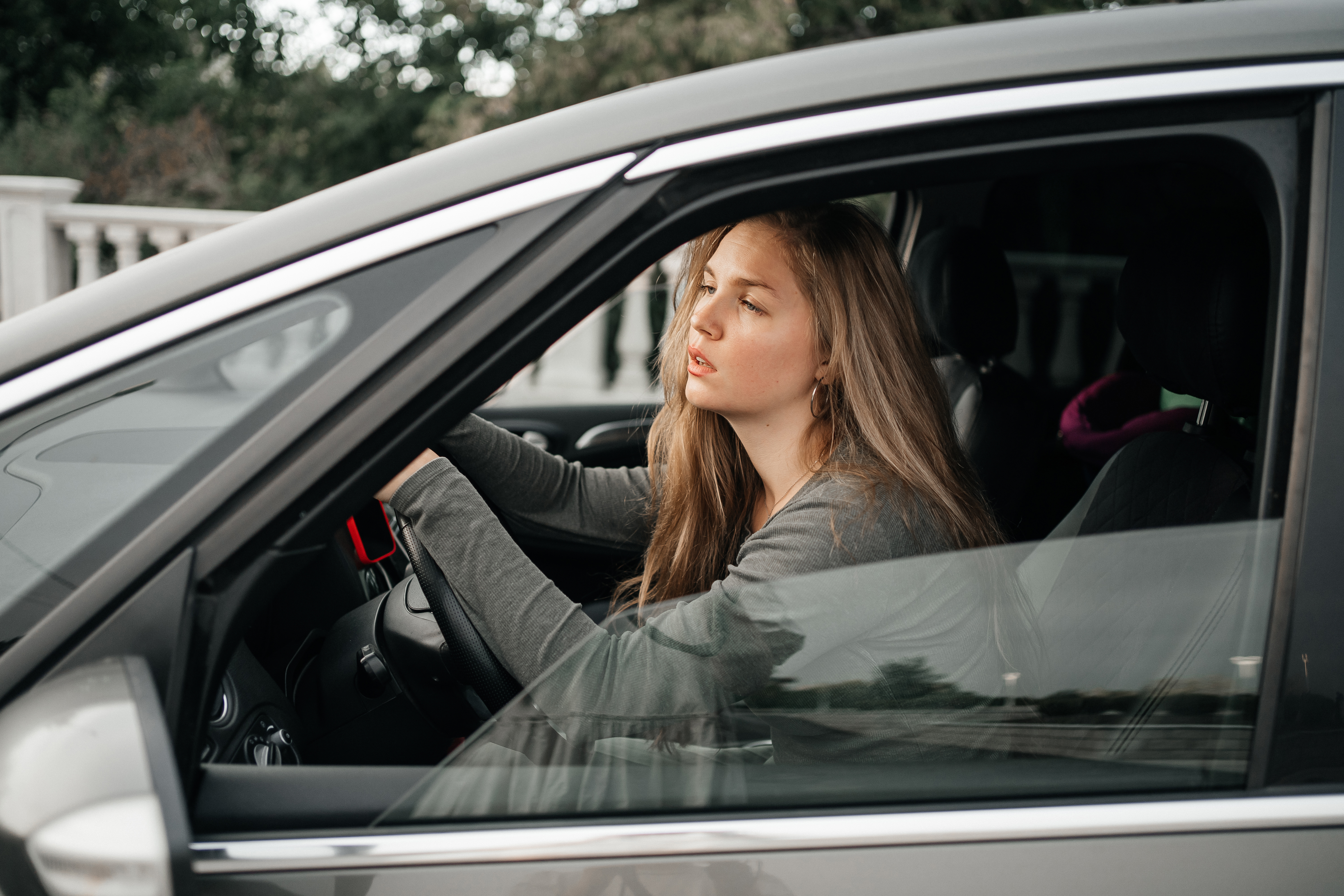 Mujer ansiosa conduciendo con depresión | Fuente: Getty Images