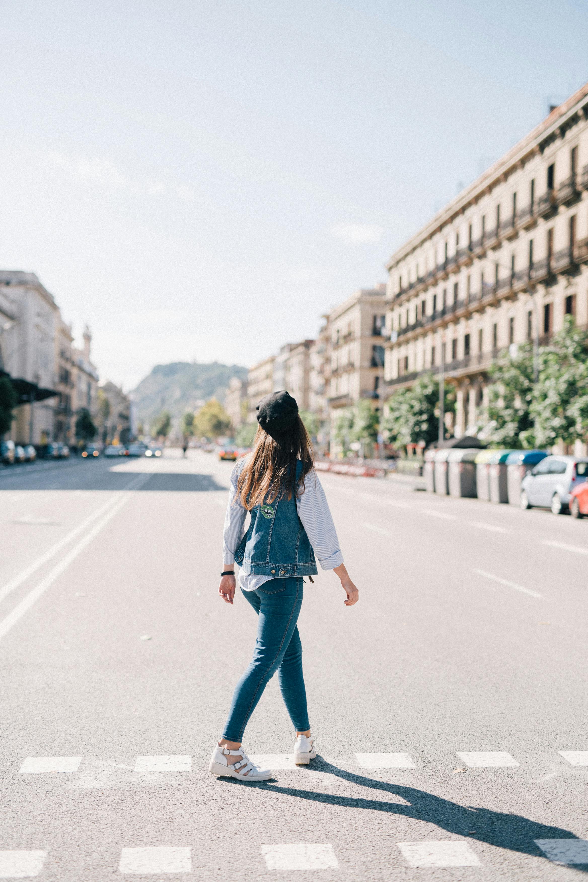 Una mujer alejándose | Foto: Pexels