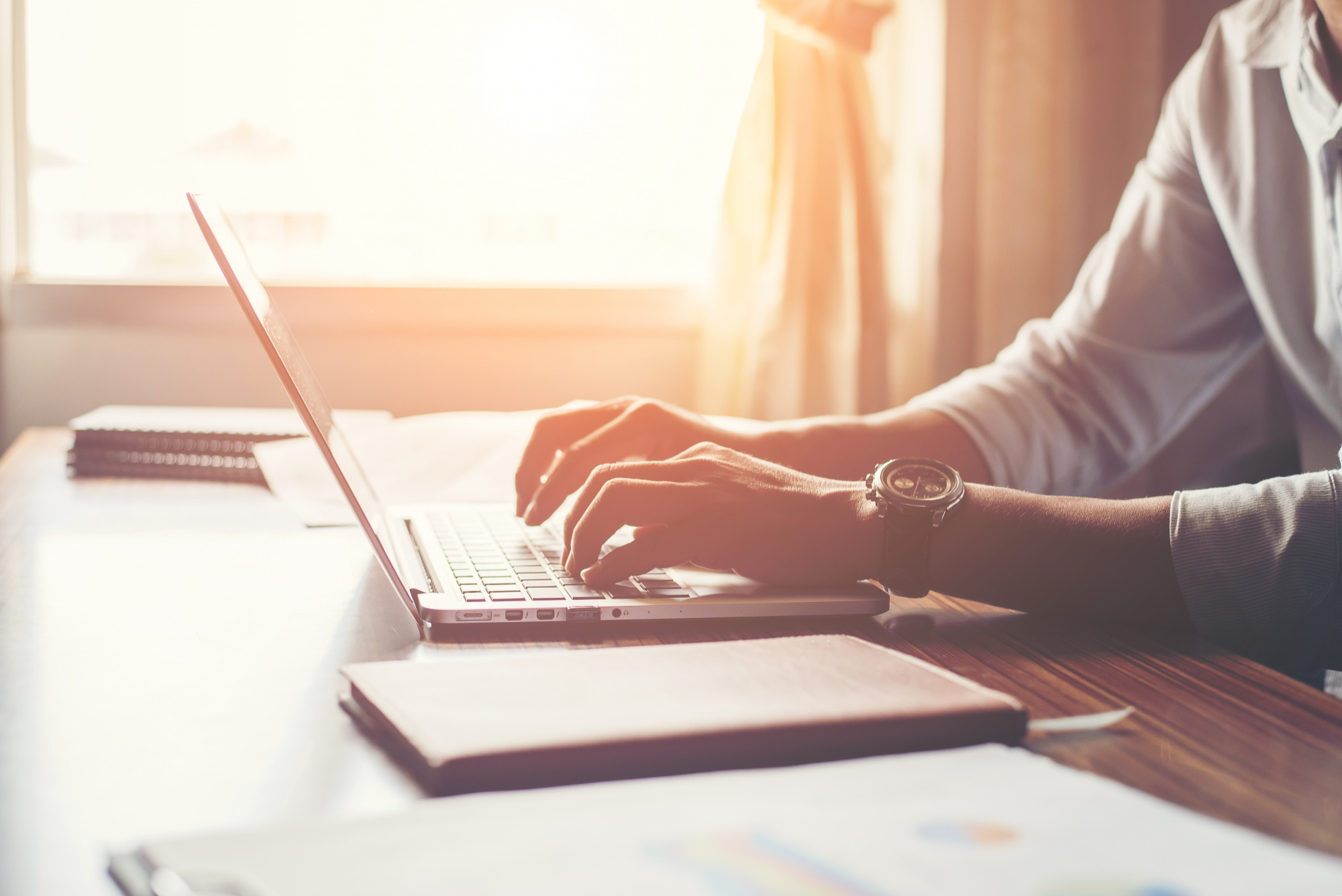 Un hombre usando un ordenador portátil | Fuente: Freepik