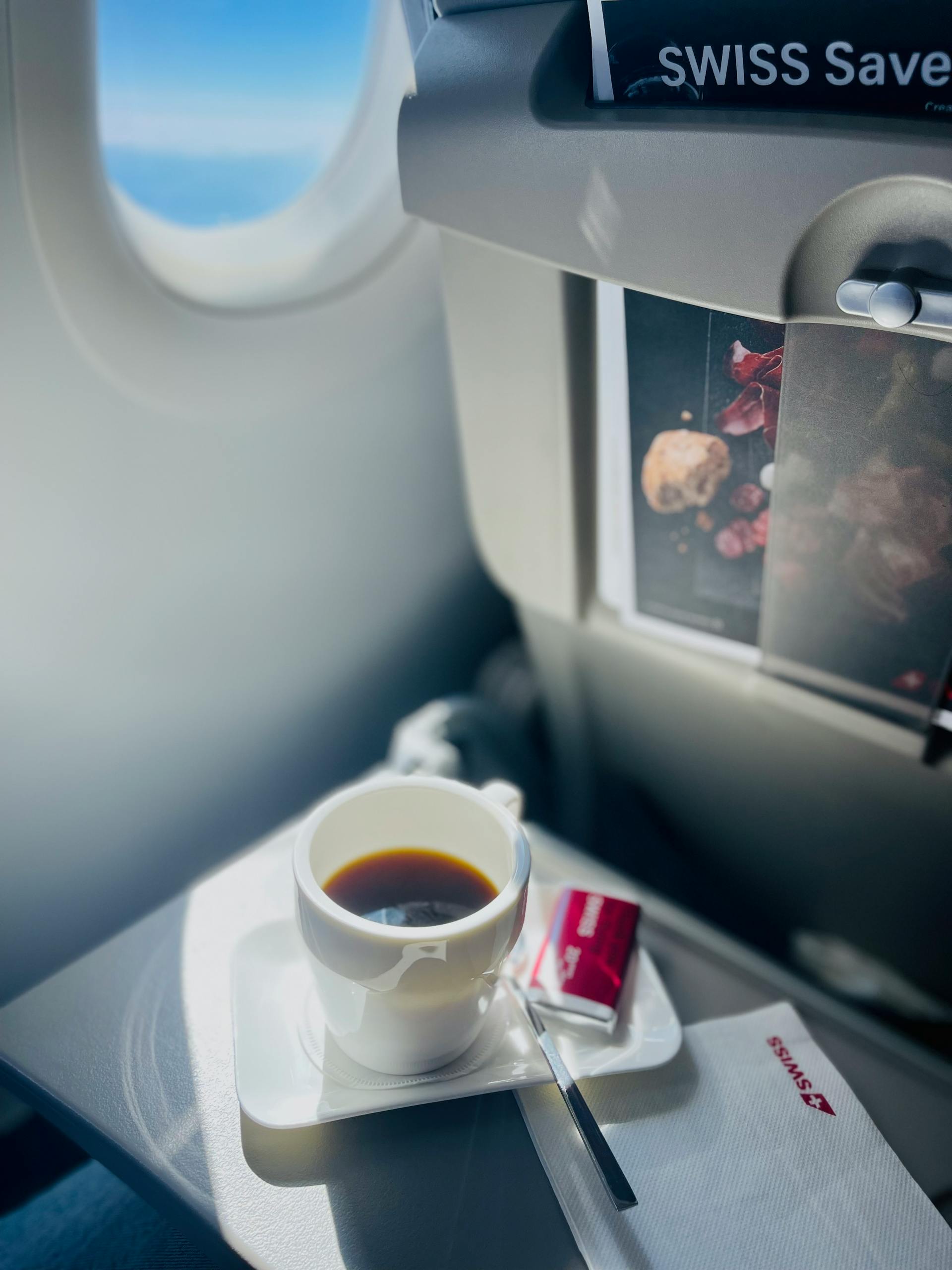 Una taza de café en un avión | Fuente: Pexels