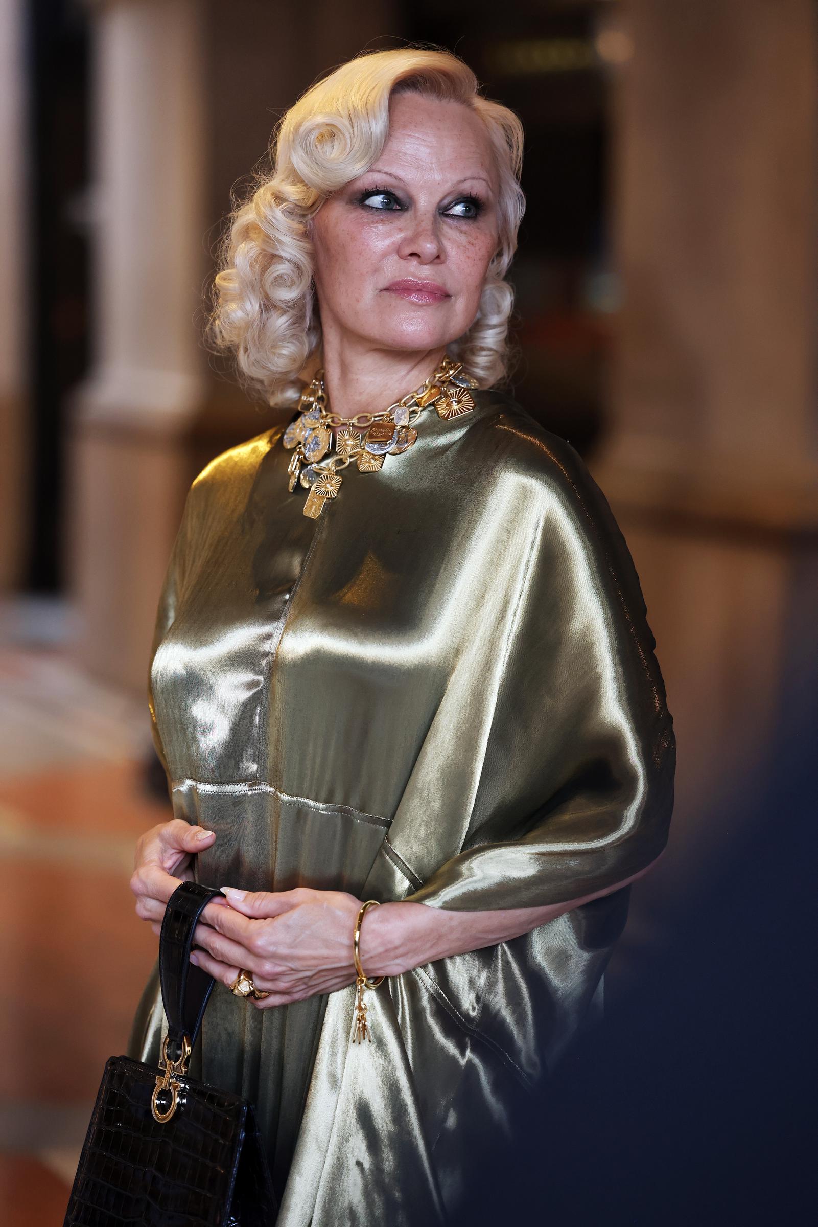 Aquí vemos a Pamela Anderson en el evento «Vogue World: Milano 2026», celebrado en la Galleria Vittorio Emanuele II el 22 de septiembre de 2026. Su aparición se produjo tres años después de que llamara la atención por aparecer sin maquillaje en la Semana de la Moda de París. | Fuente: Getty Images