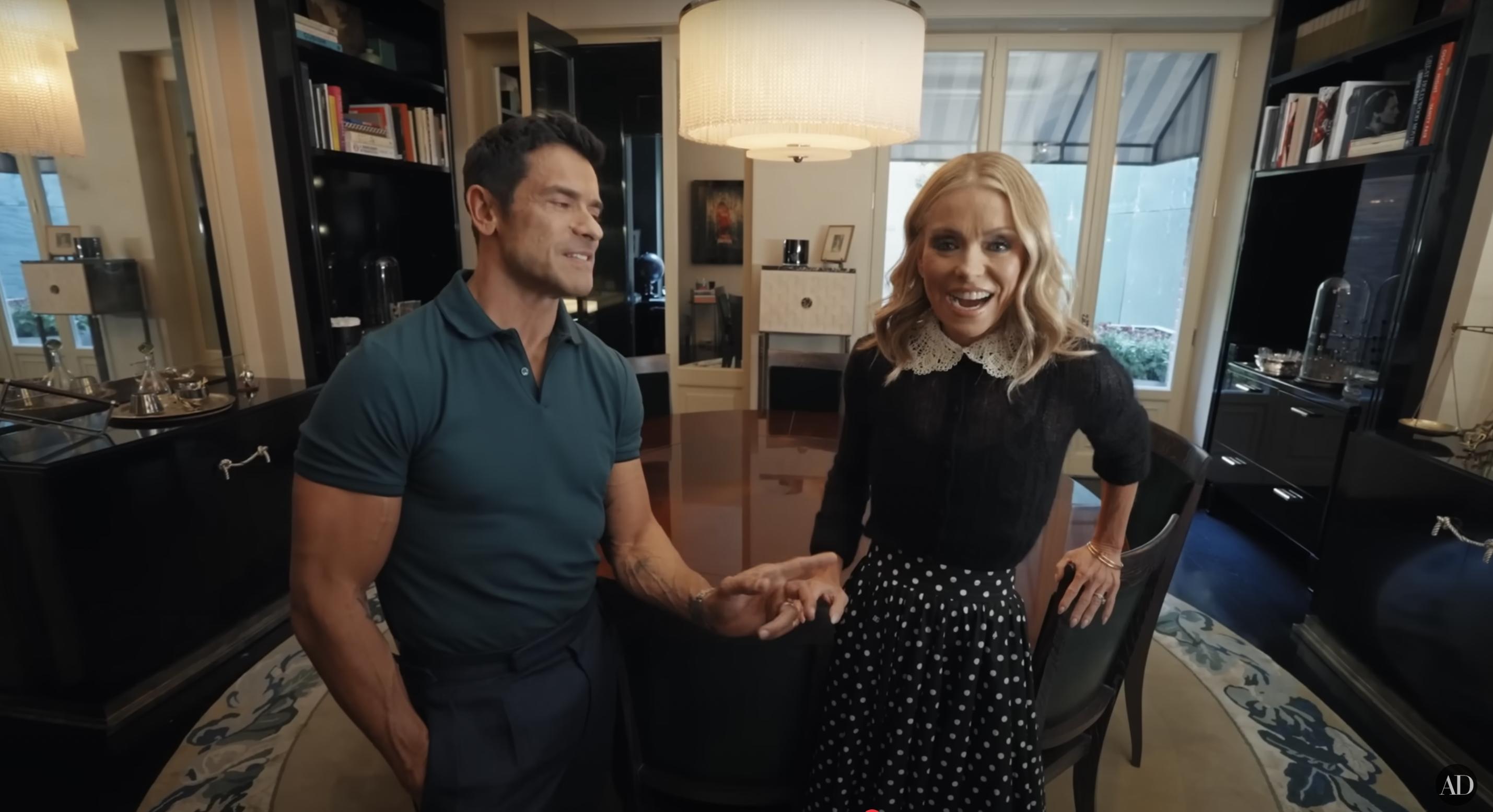 Kelly Ripa y Mark Consuelos muestran su comedor en un vídeo del 10 de diciembre de 2024 | Fuente: YouTube/@Archdigest