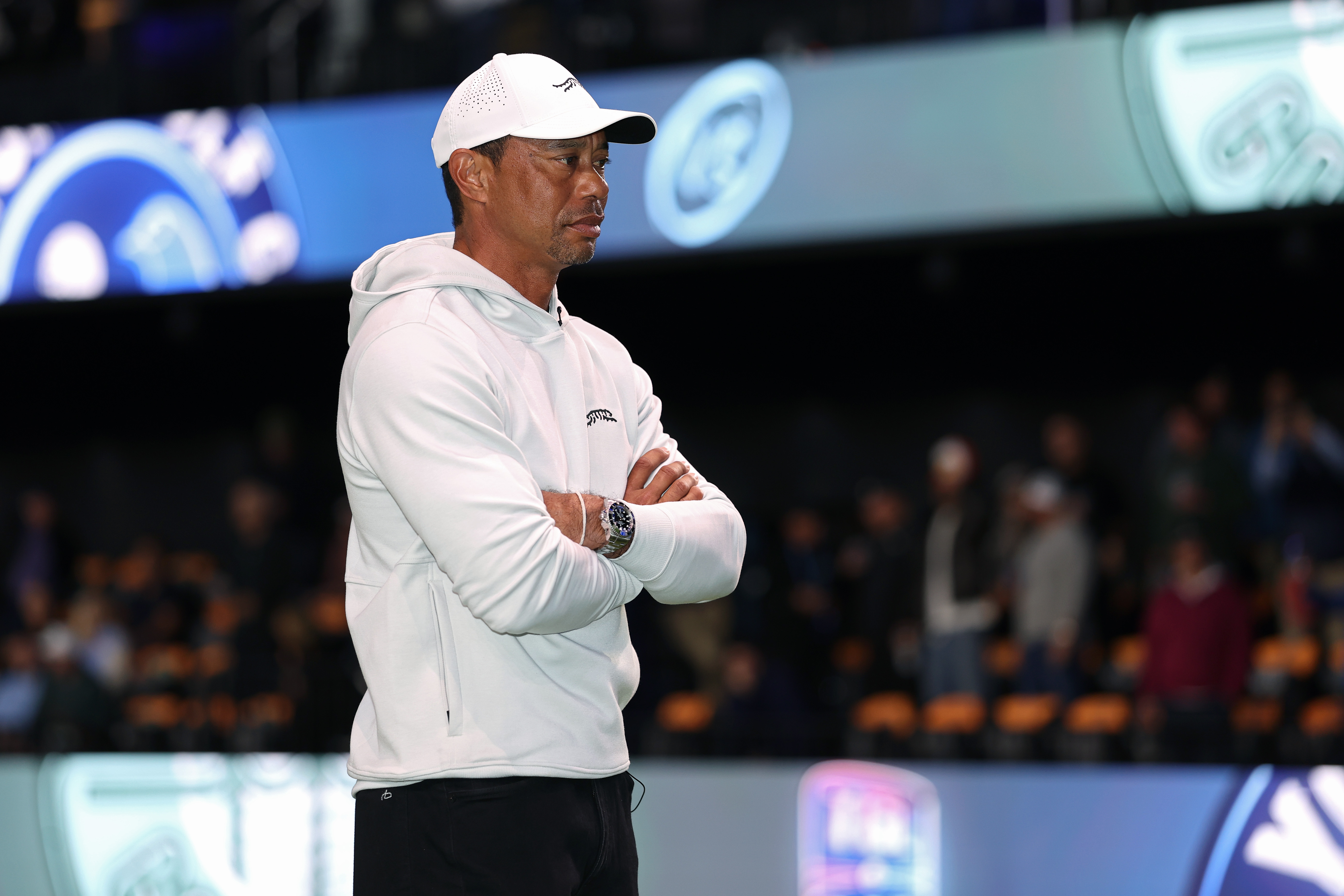 Tiger Woods observa antes del partido TGL en el SoFi Center el 7 de enero de 2025 | Fuente: Getty Images