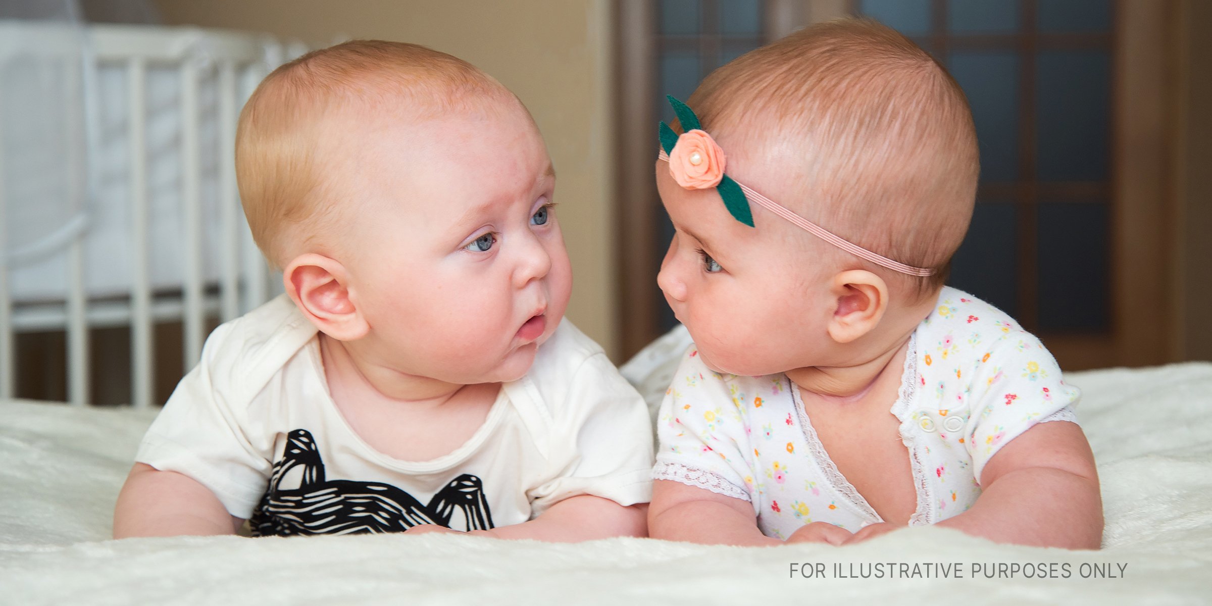 Dos bebés en una cama. | Fuente: Shutterstock