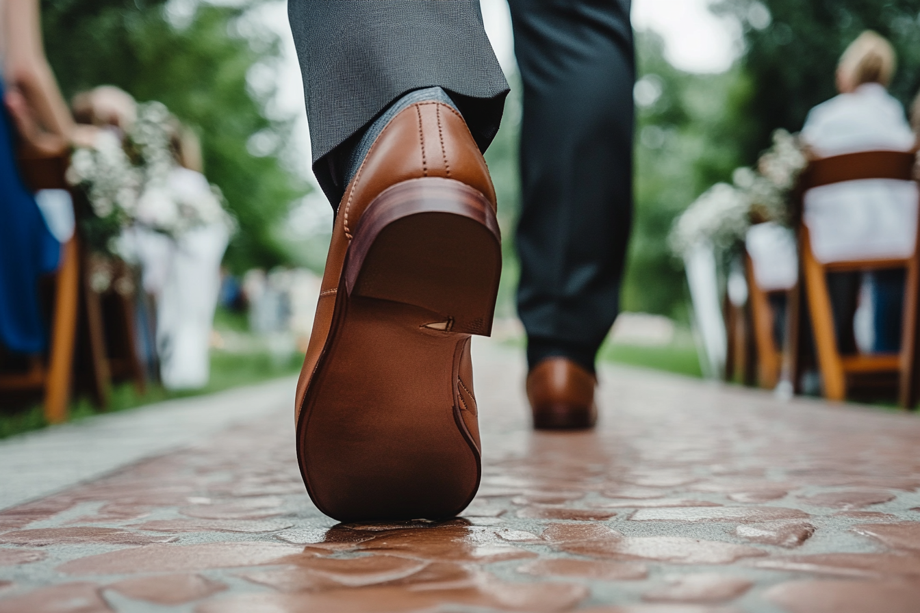 Un hombre caminando en su boda | Fuente: Midjourney