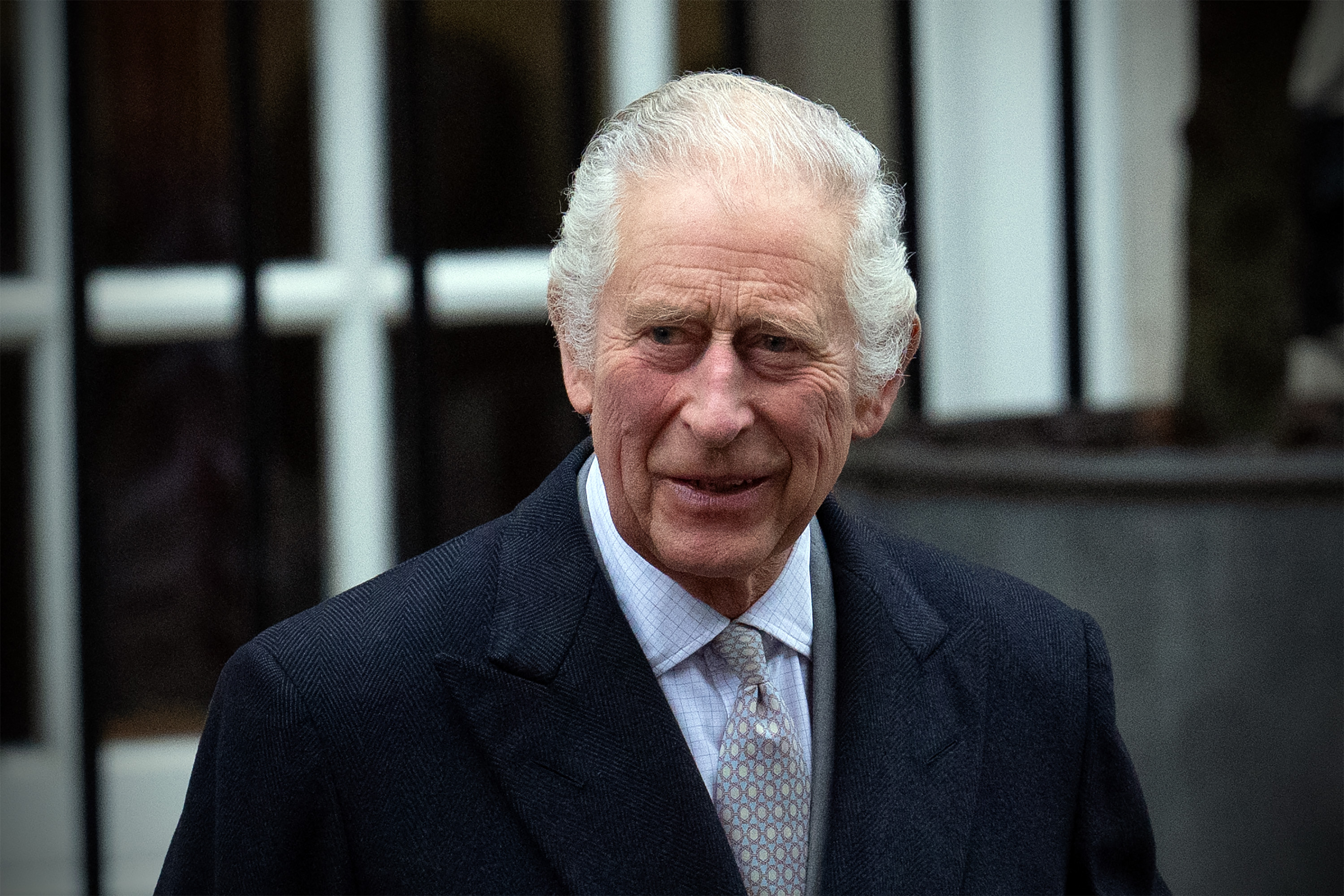 El rey Charles III saliendo de la London Clinic en Londres, Inglaterra, el 29 de enero de 2024 | Foto: Getty Images