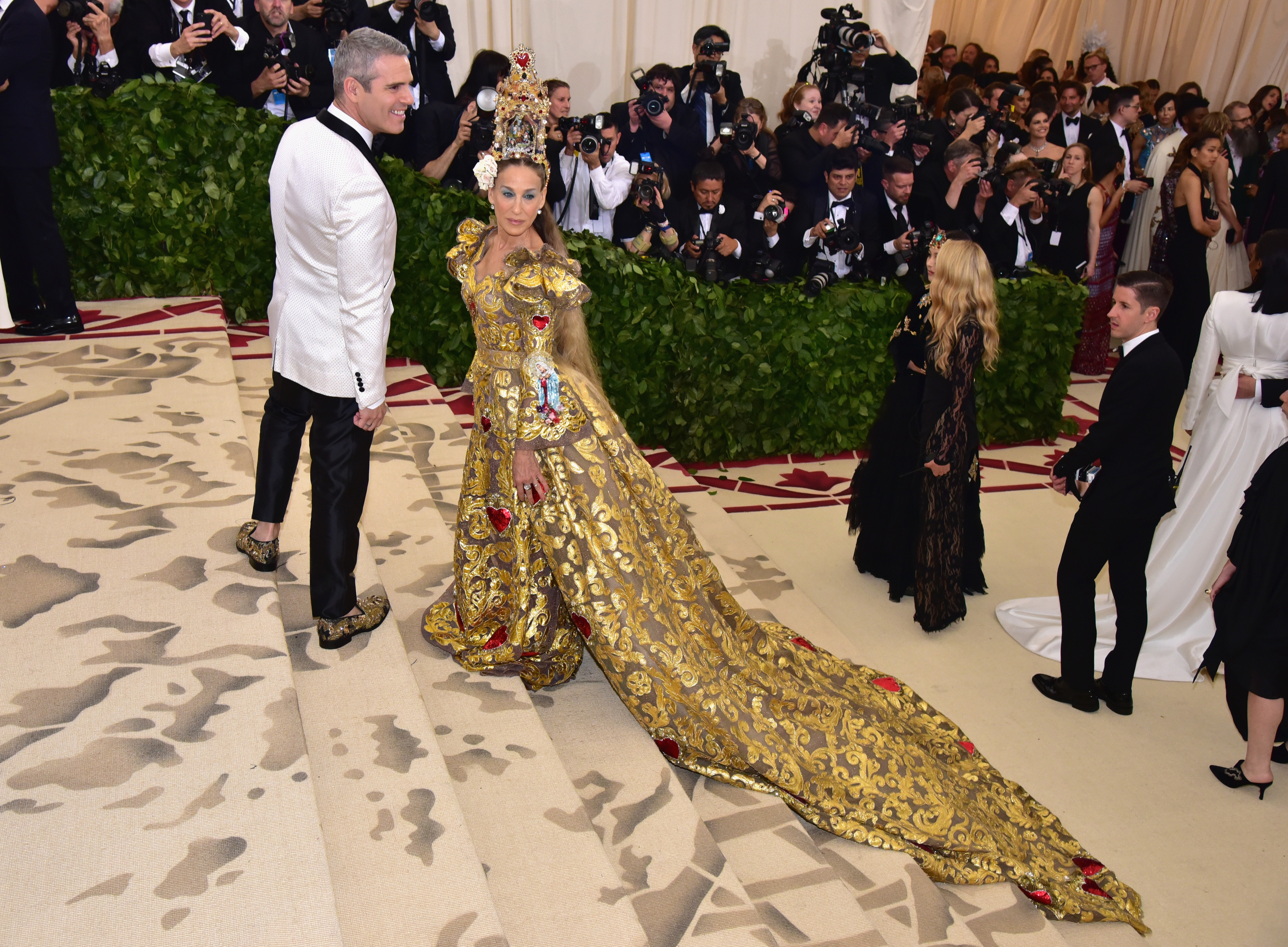 Andy Cohen y Sarah Jessica Parker asisten a la Met Gala con el tema "Heavenly Bodies: Fashion & The Catholic Imagination", en el Museo Metropolitano de Arte el 7 de mayo de 2018, en Nueva York | Foto: Getty Images