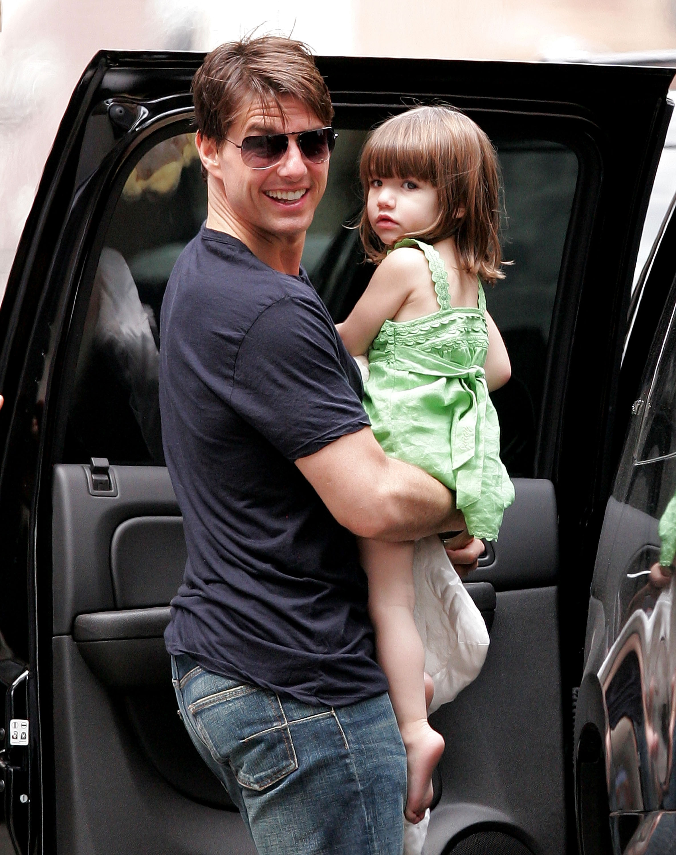 Tom Cruise y Suri Cruise suben a un automóvil el 25 de agosto de 2008, en Nueva York | Fuente: Getty Images