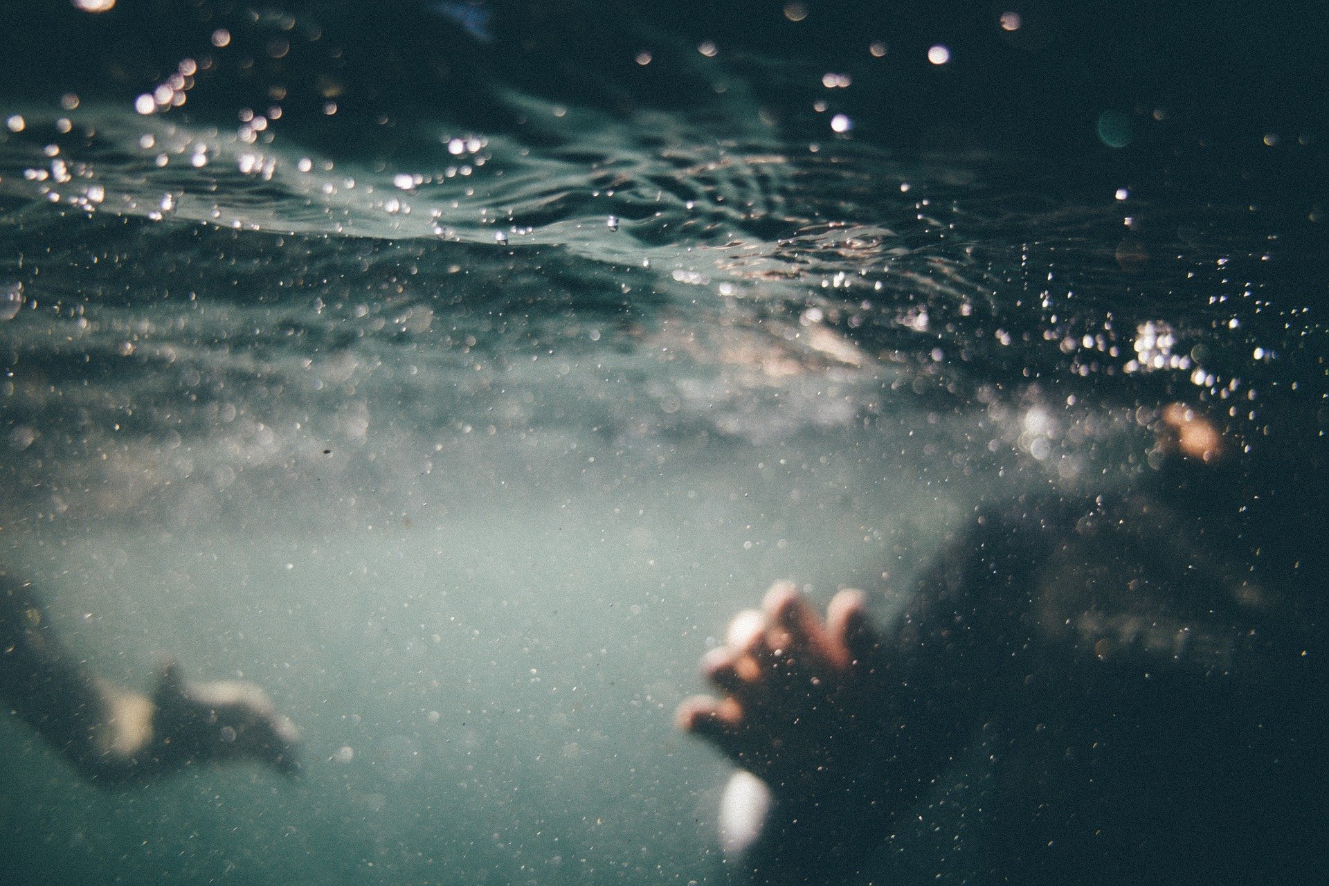 Rescate submarino en piscina. Fuente: Pixabay