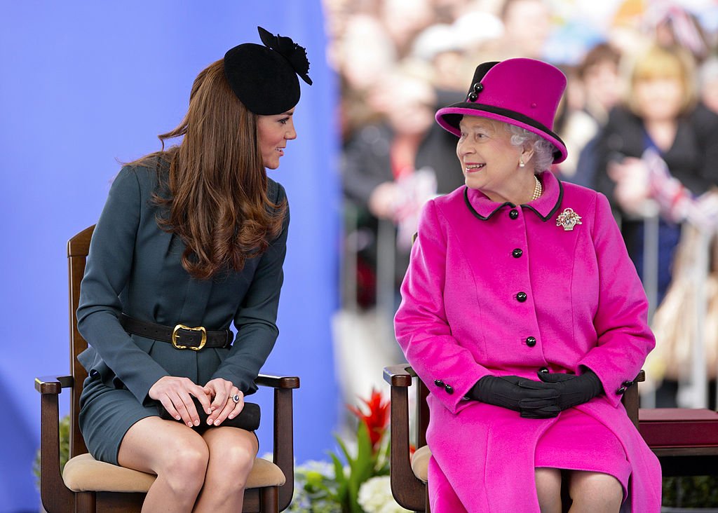 Kate Middleton y la reina Elizabeth II Leicester, Inglaterra 2012. | Foto: Getty Images