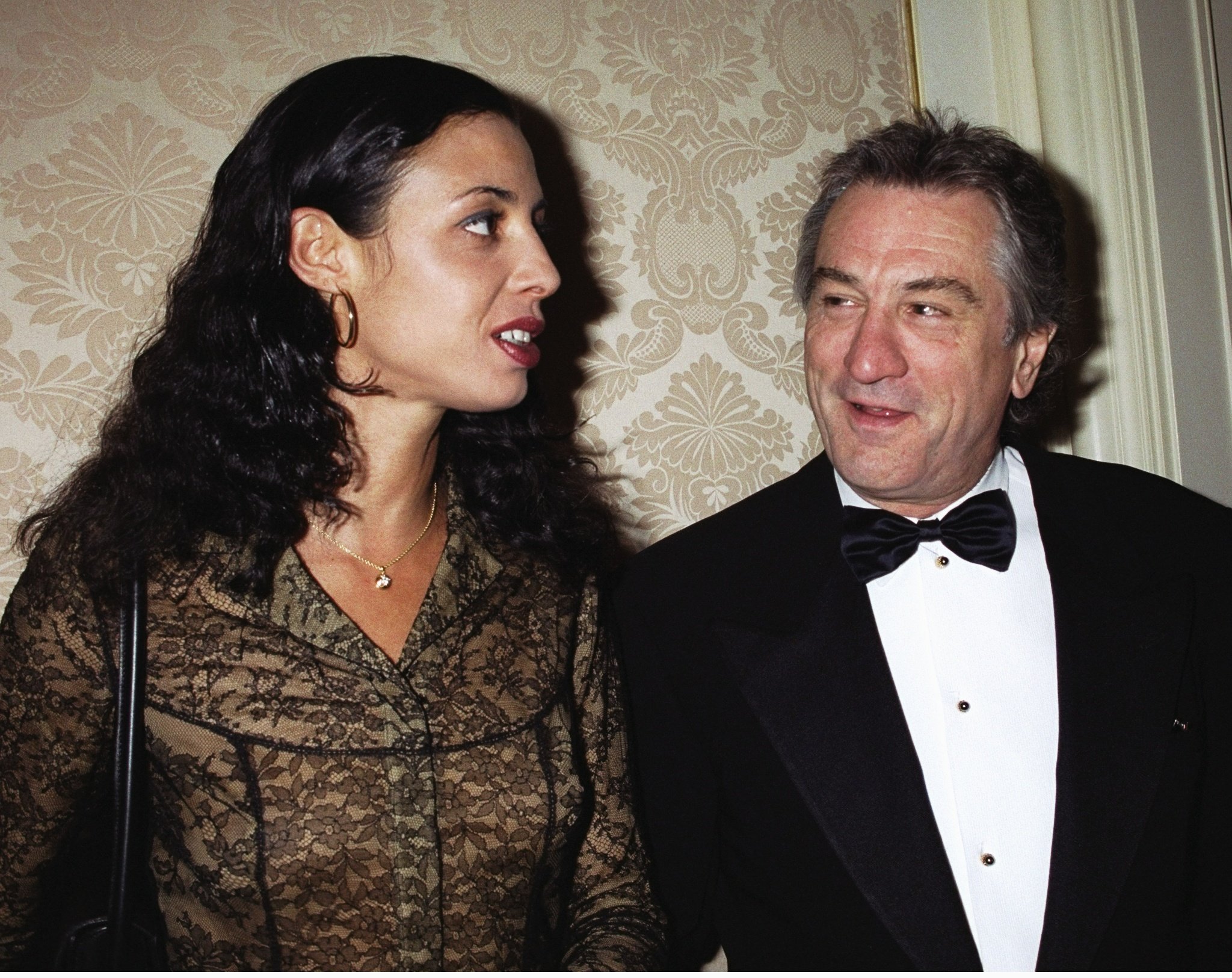 Robert De Niro y su hija Drena De Niro asisten a la cena del Museo de la Imagen en Movimiento en honor a la productora cinematográfica Jane Rosenthal en el Hotel St. Regis en 2000 en Nueva York. | Foto: Getty Images