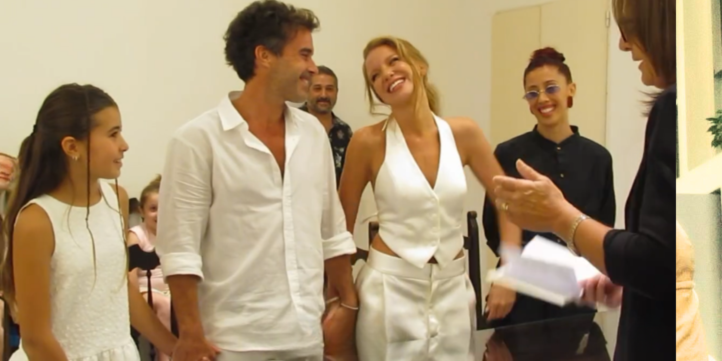 Nicolás Cabré y Rocío Pardo en su casamiento civil, junto a Rufina, la hija del actor con la China Suárez | Fuente: Instagram/rrociopardo