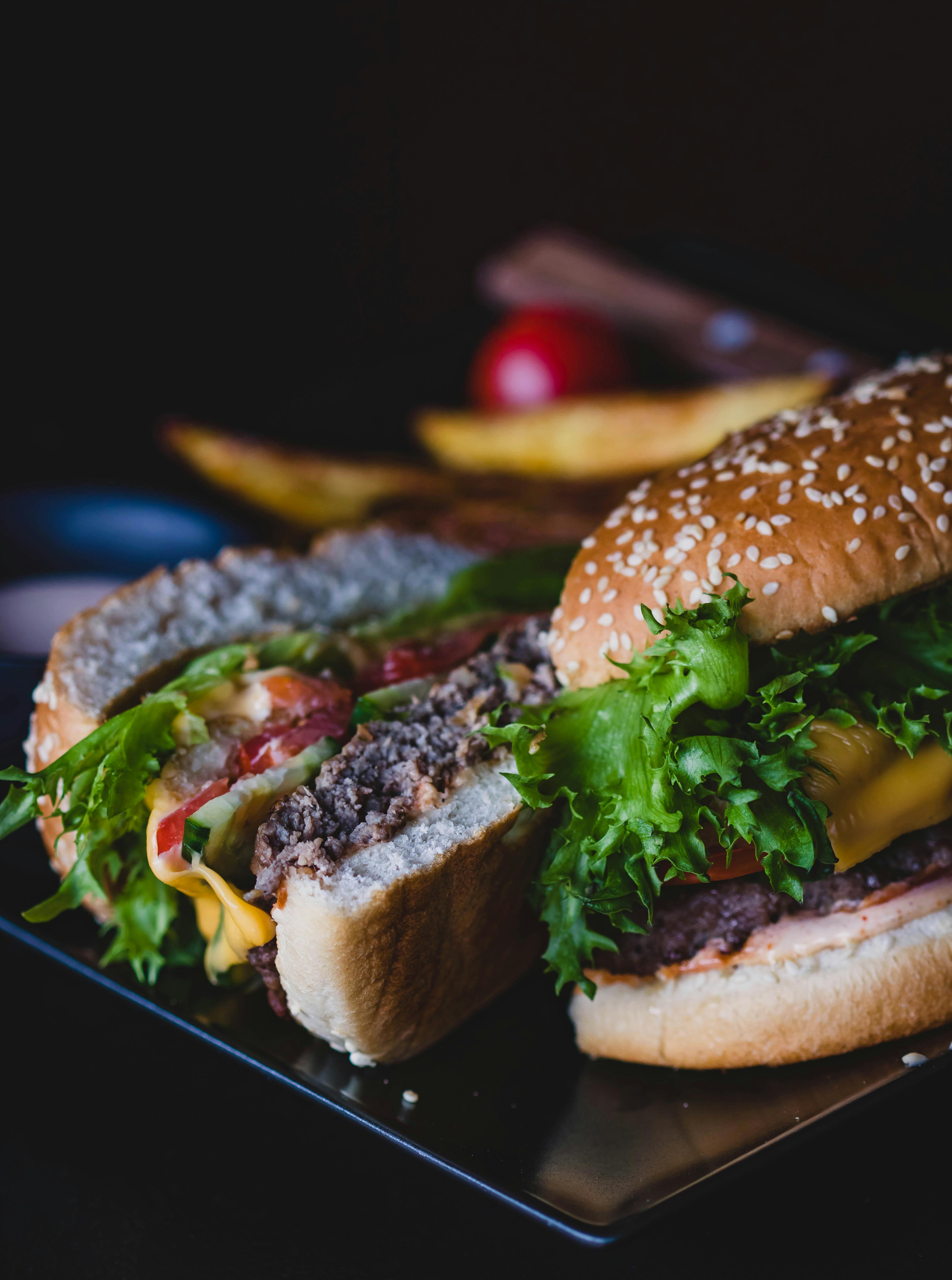 Hamburguesa en rodajas | Fuente: Pexels