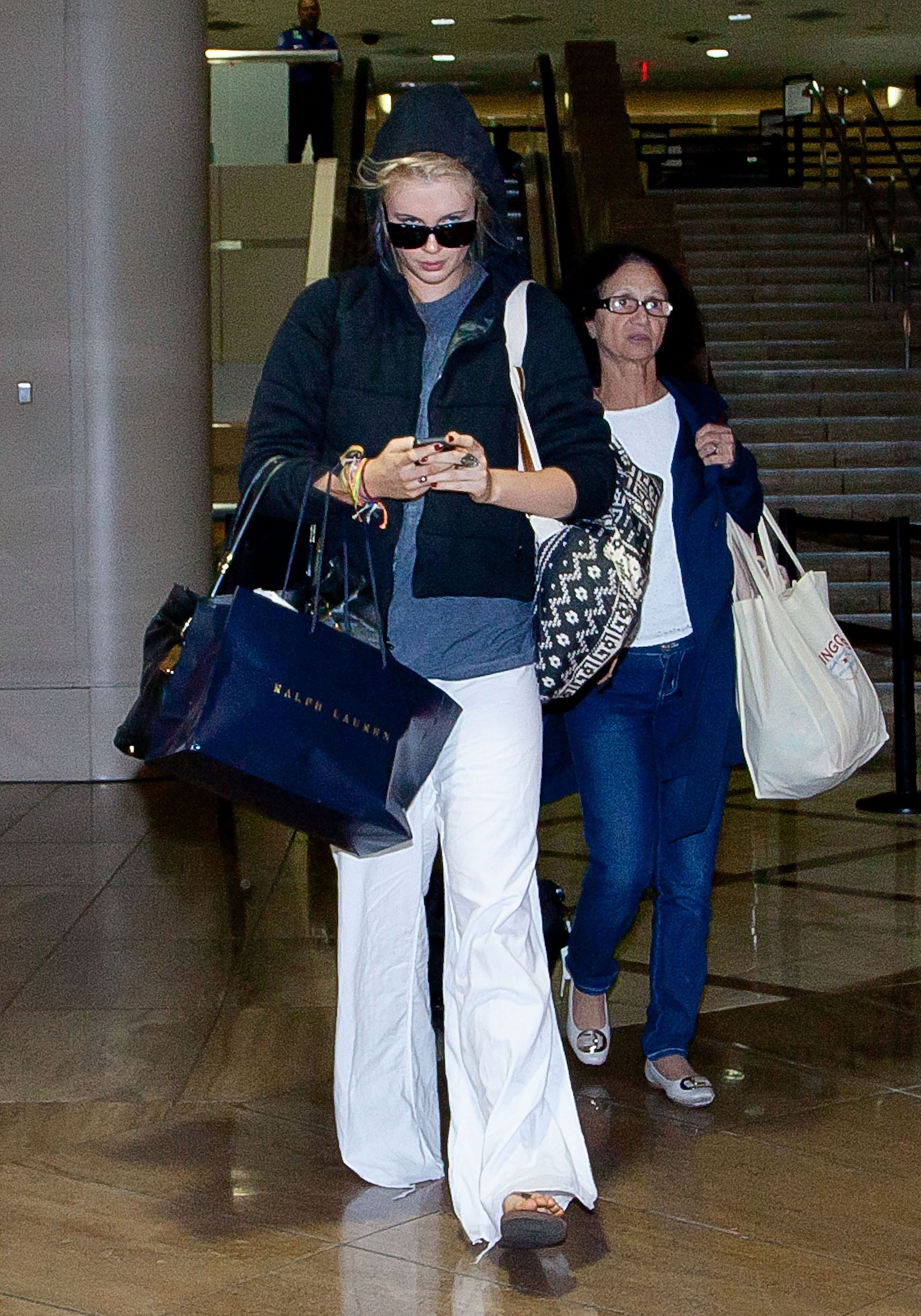 Ireland Baldwin fotografiada en el Aeropuerto Internacional de Los Ángeles el 10 de diciembre de 2012, en Los Ángeles, California. | Fuente: Getty Images