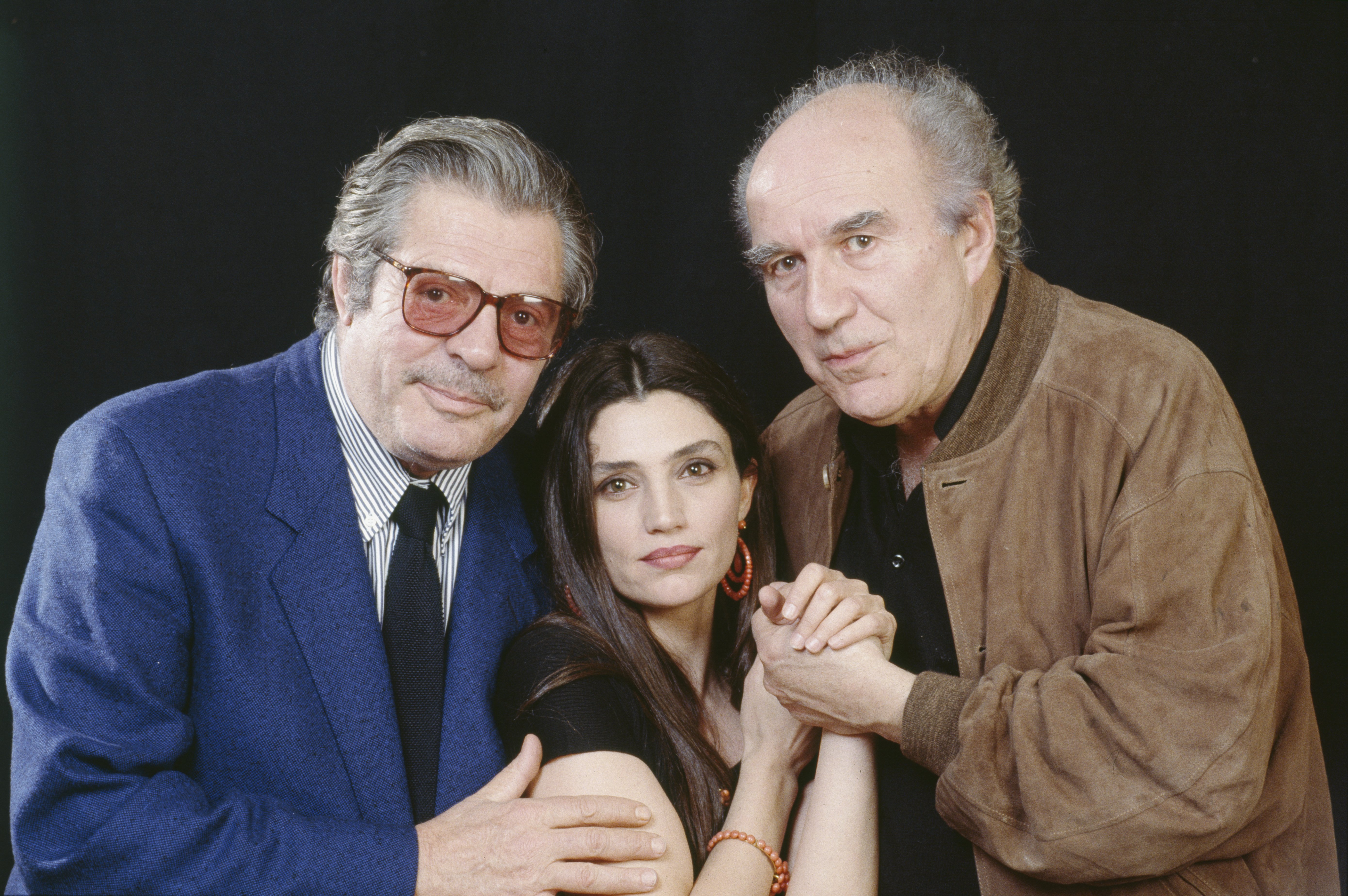 Michel Piccoli, Marcello Mastroianni y Ángela Molina en rodaje de 'Le Voleur d'enfants' en París en 1991.  | Foto: Getty Images