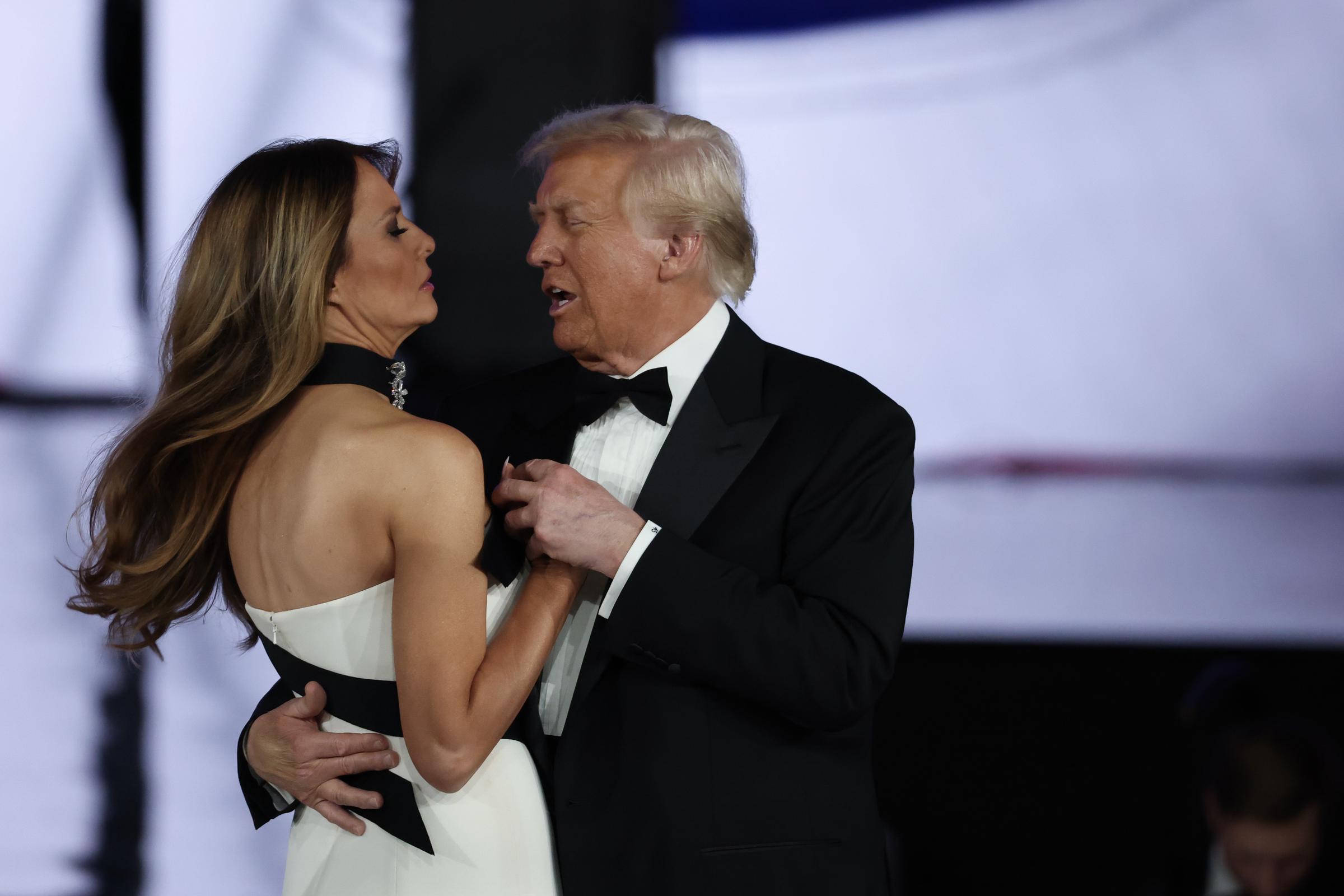 El presidente Donald Trump baila con su esposa, la primera dama Melania Trump, en el Baile Inaugural de la Libertad el 20 de enero de 2025 | Fuente: Getty Images