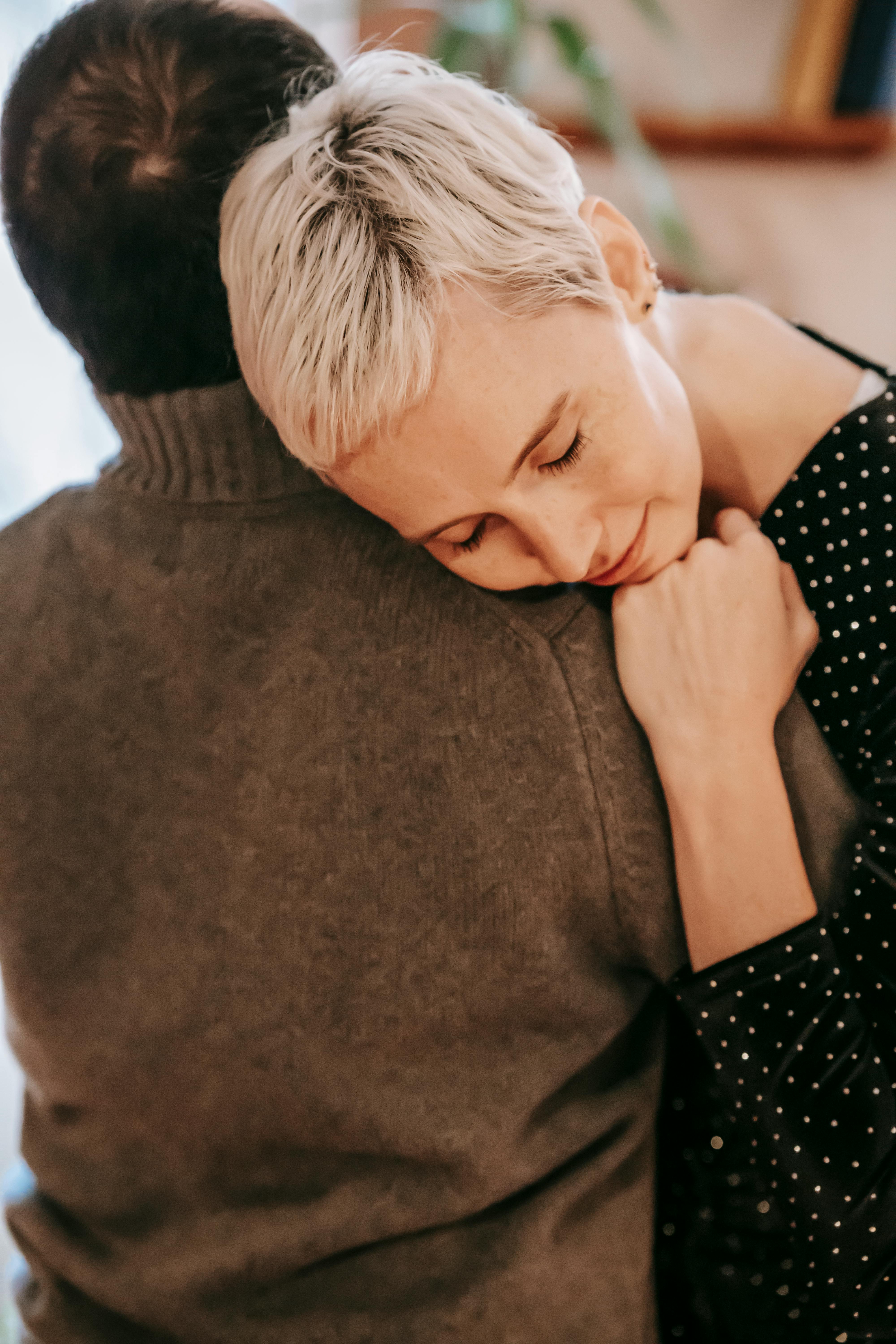 Un hombre y una mujer abrazándose | Fuente: Pexels