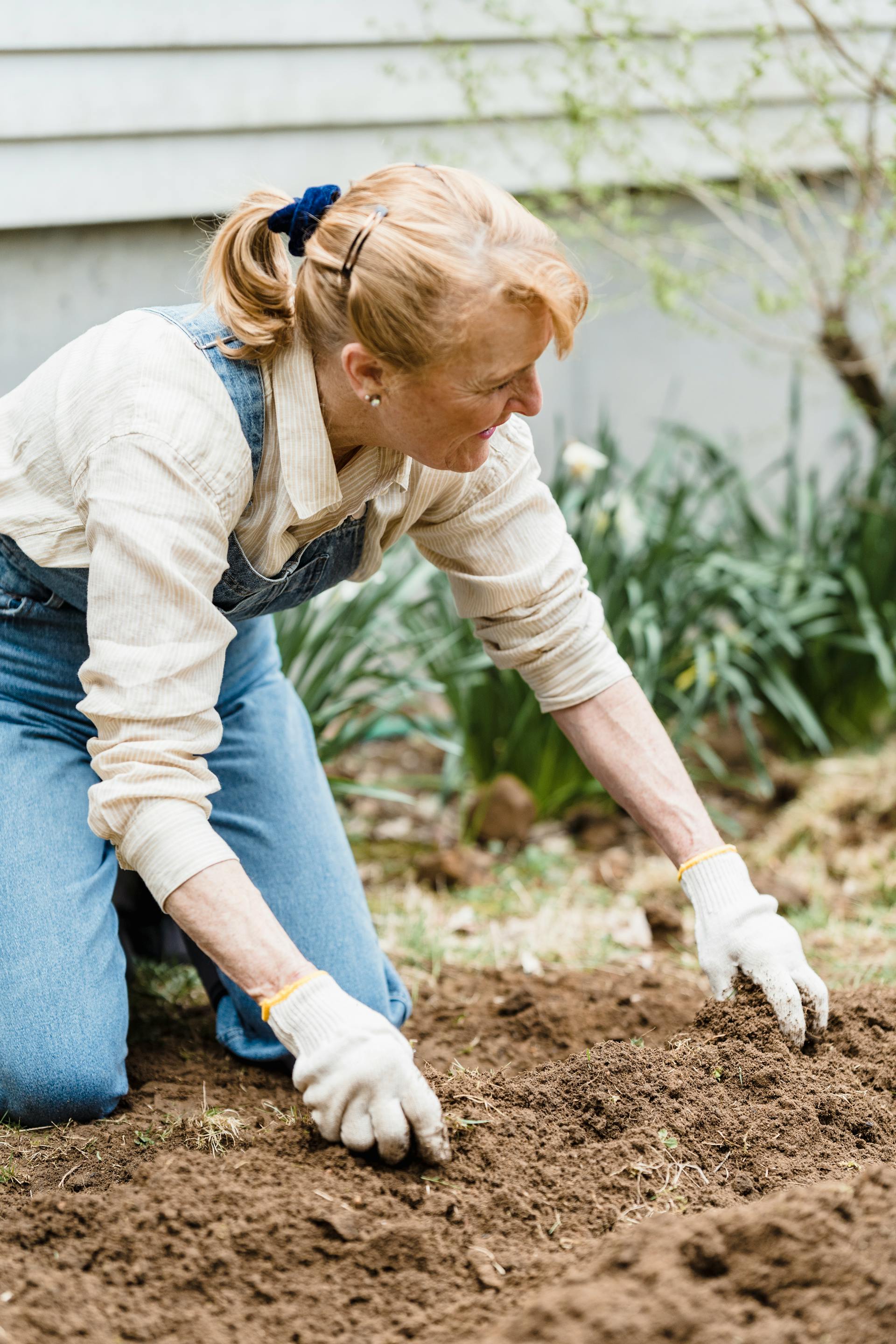 Una mujer madura en el jardín | Fuente: Pexels