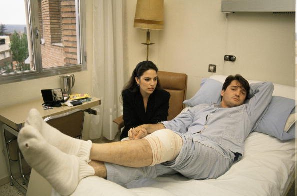 Vicente Ruiz ´El Soro´ con su esposa Suzette en un hospital mientas el torero se estaba recuperándose de una operación de pierna. | Foto: Getty Images