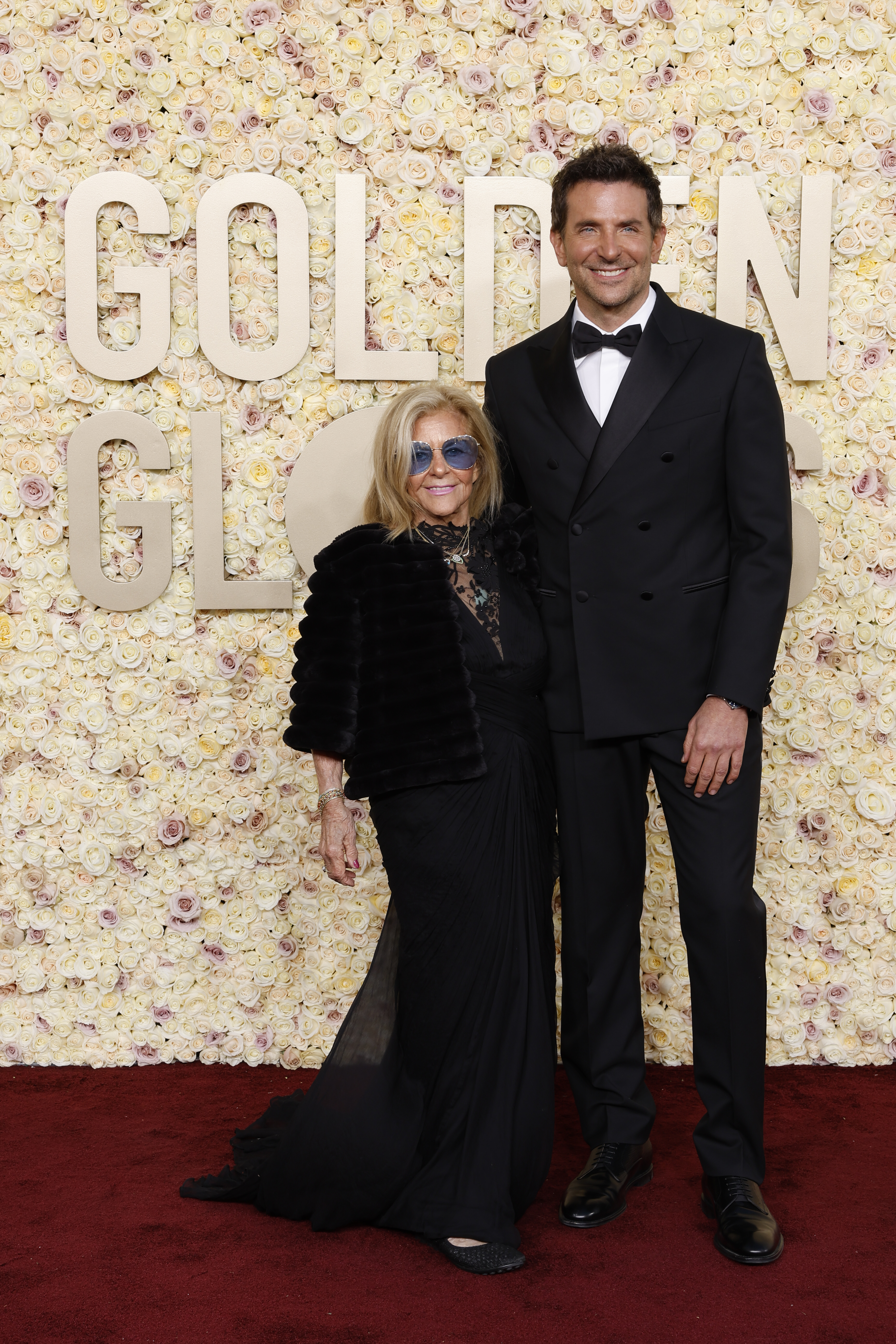 Gloria Campano y Bradley Cooper en la 81ª edición de los Globos de Oro en enero de 2024 | Foto: Getty Images