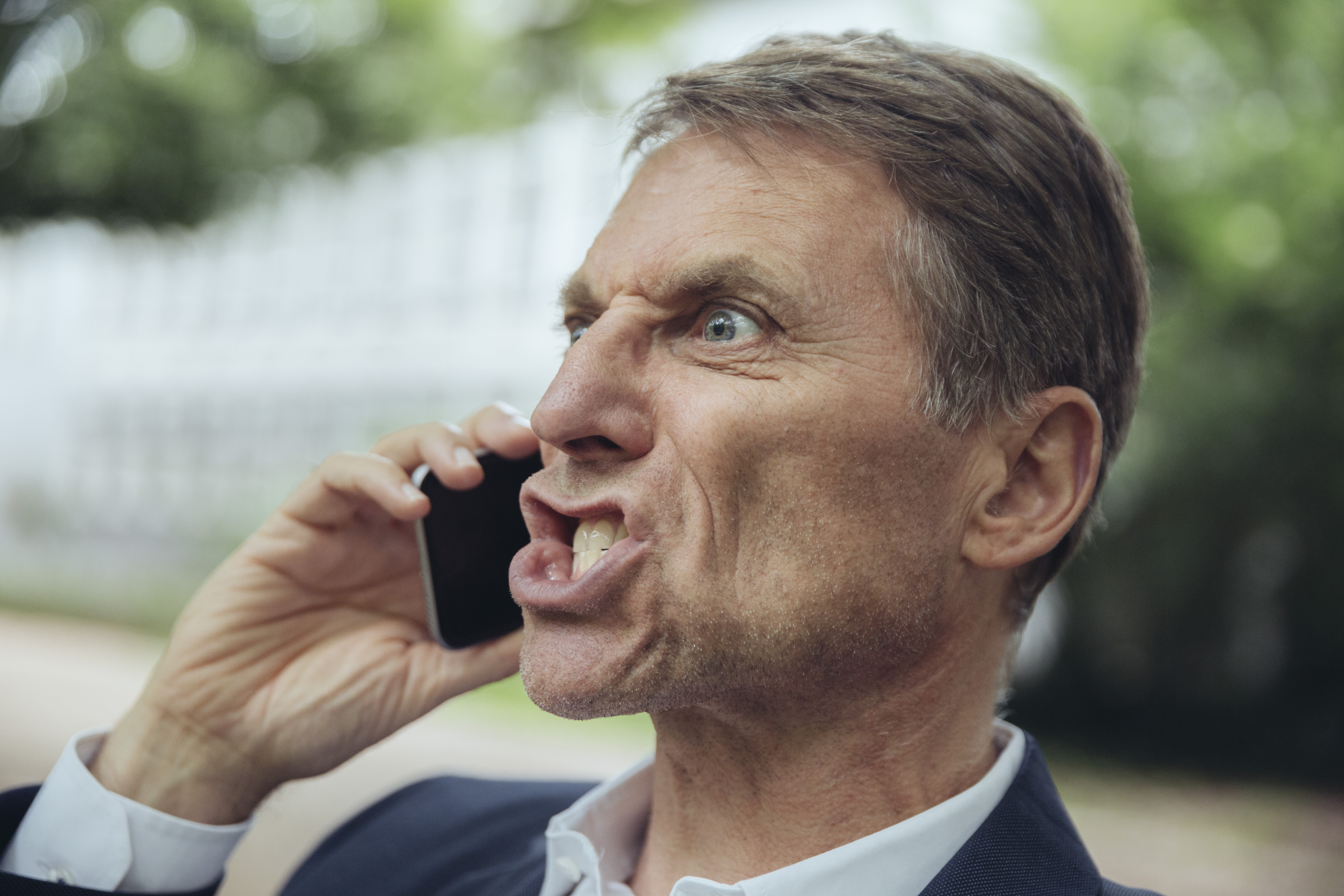 Un hombre enfadado al teléfono | Fuente: Shutterstock
