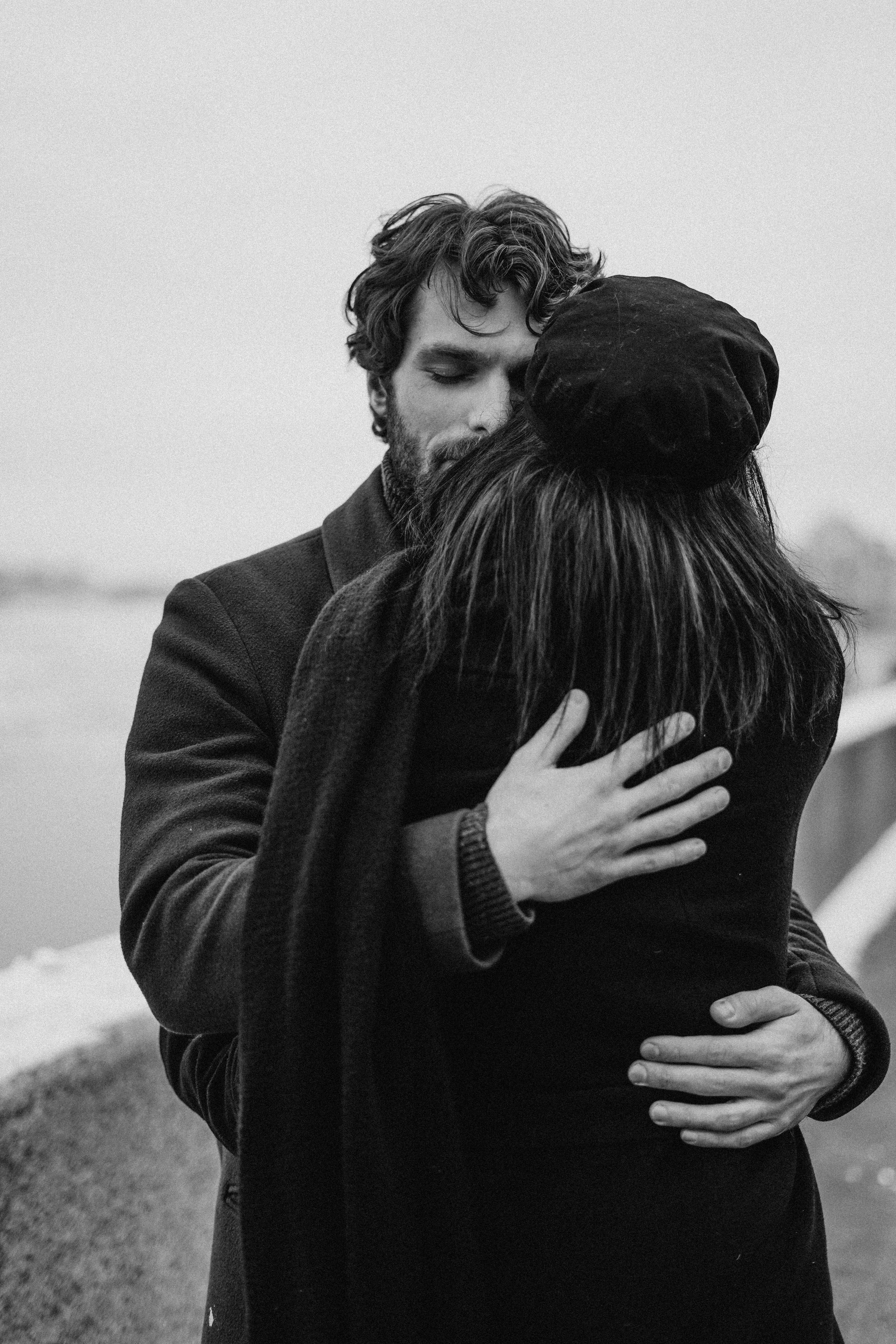 Un hombre y una mujer abrazándose | Fuente: Pexels