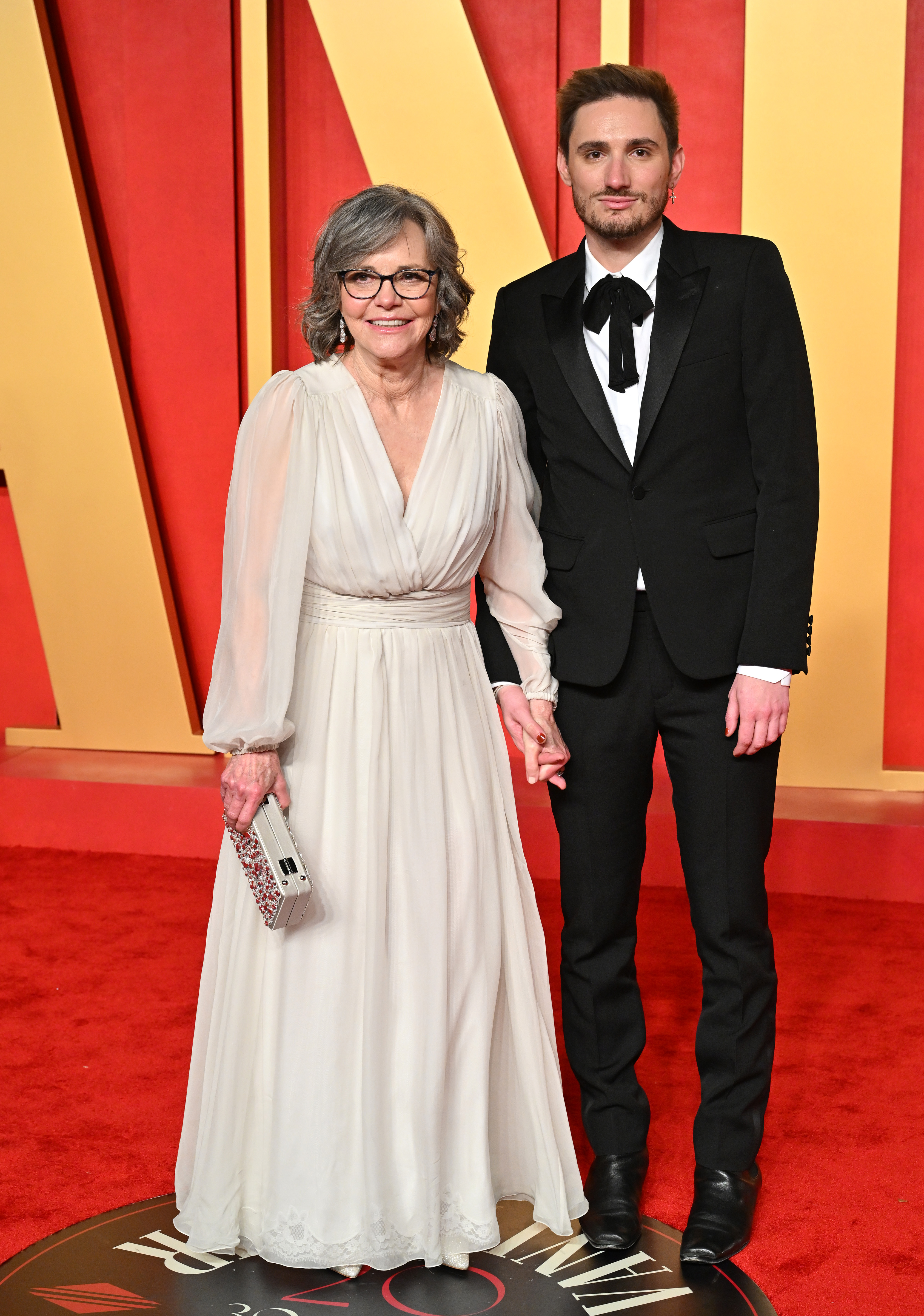 Sam y su madre asisten a la Fiesta de los Oscar 2024 de Vanity Fair el 10 de marzo de 2024 | Fuente: Getty Images