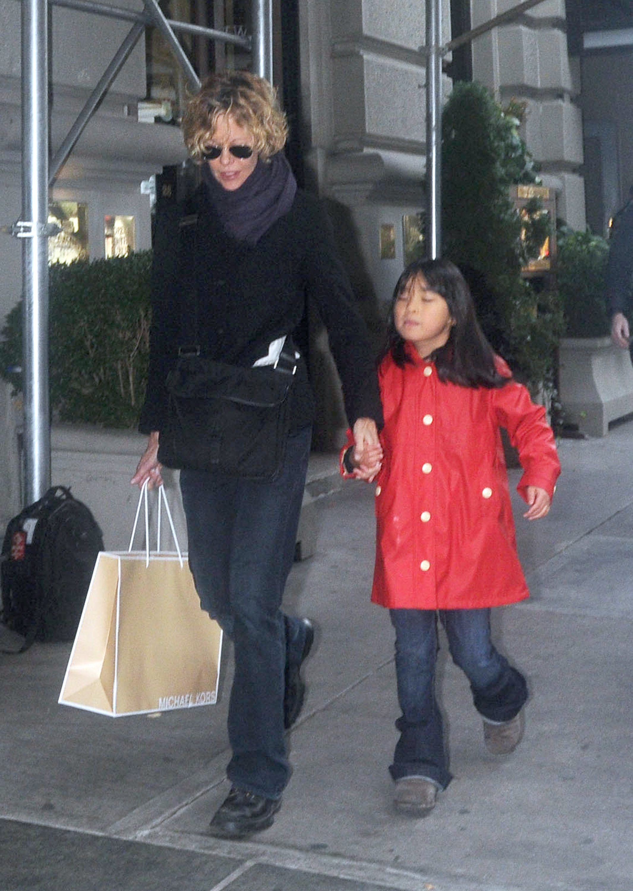Meg Ryan y su hija Daisy vistas el 2 de noviembre de 2012 en Nueva York. | Foto: Getty Images