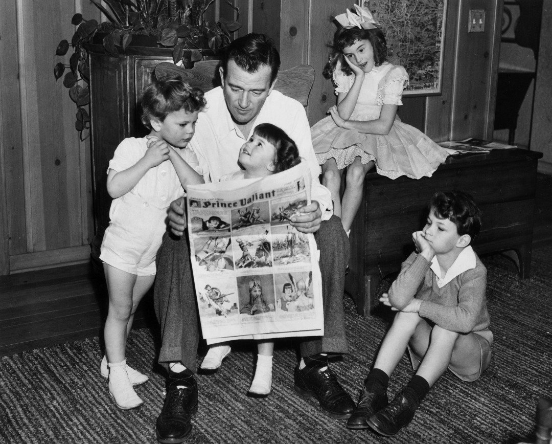 John Wayne con sus cuatro hijos, Patrick, Melinda, Toni y Michael en Hollywood, California | Foto: Getty Images