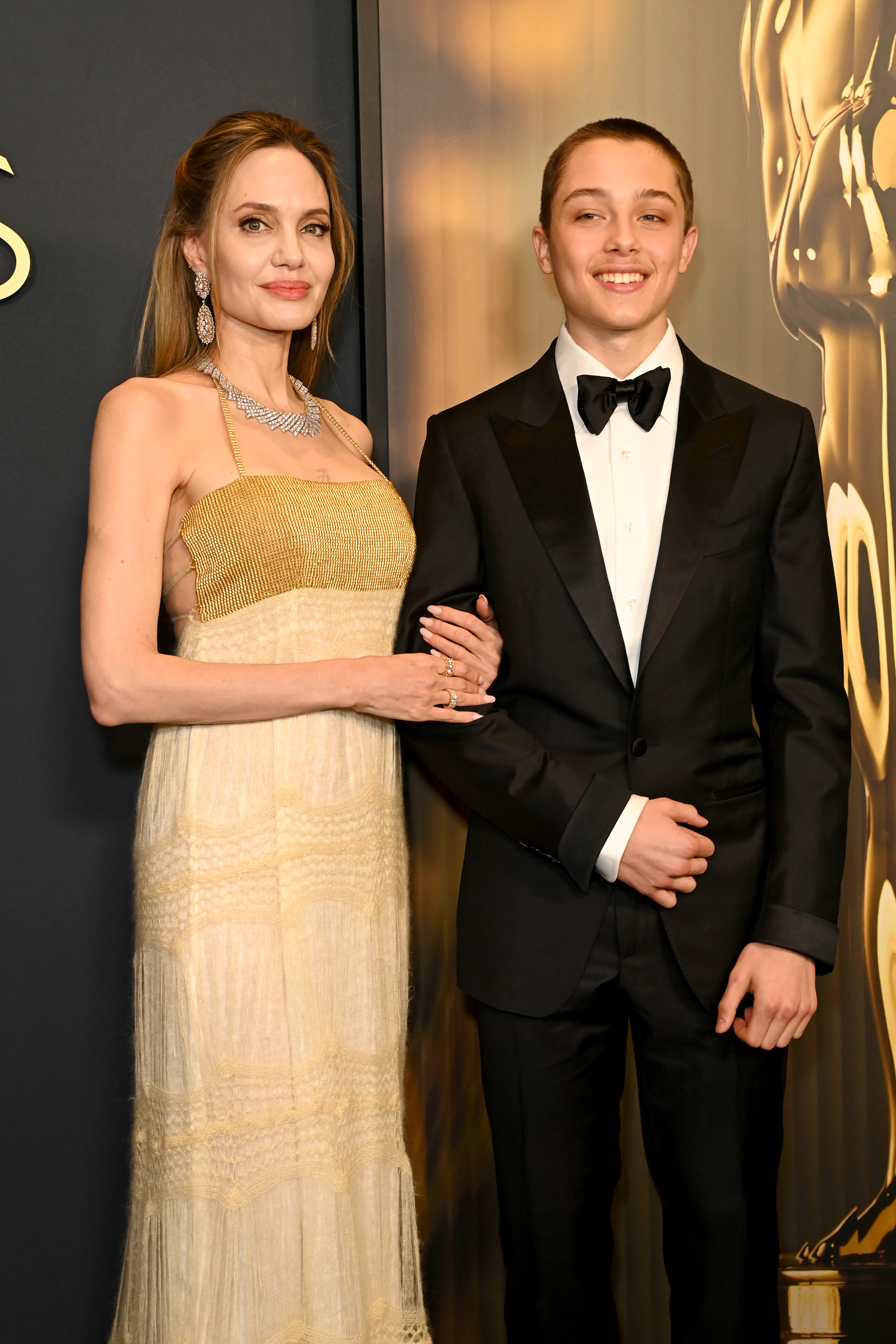 Angelina Jolie y Knox Jolie-Pitt acuden a los Premios de los Gobernadores el 17 de noviembre de 2024 | Fuente: Getty Images