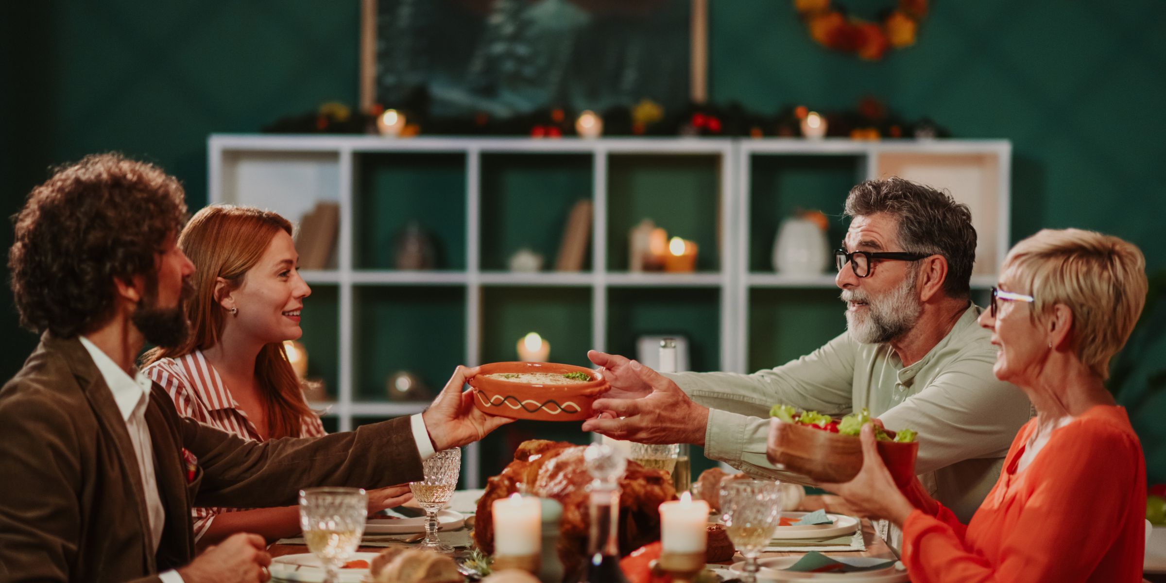 Gente reunida para una comida festiva | Fuente: Shutterstock