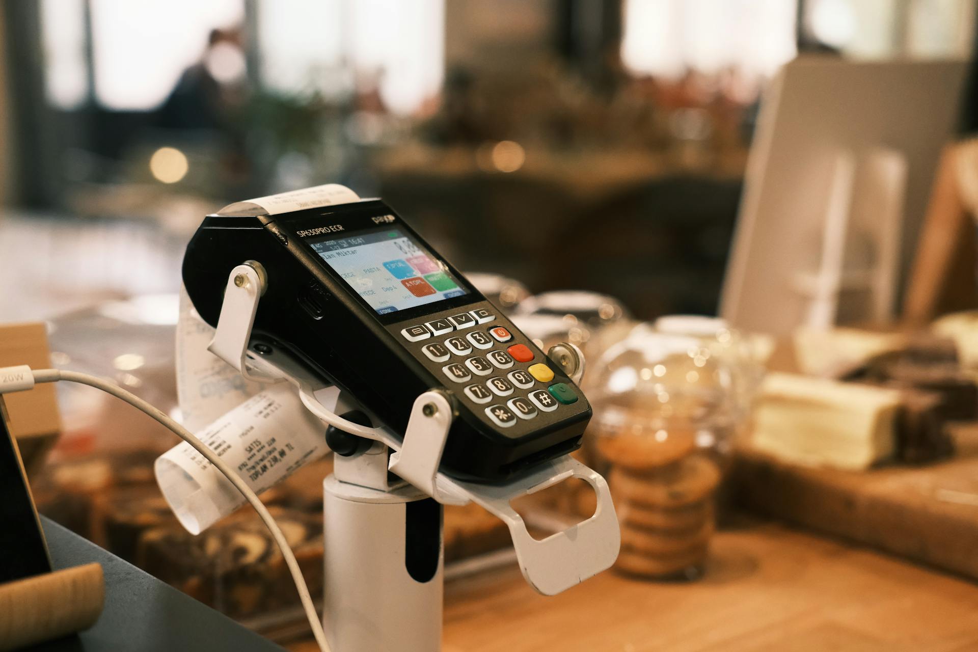 Un terminal de pago en una cafetería | Fuente: Pexels