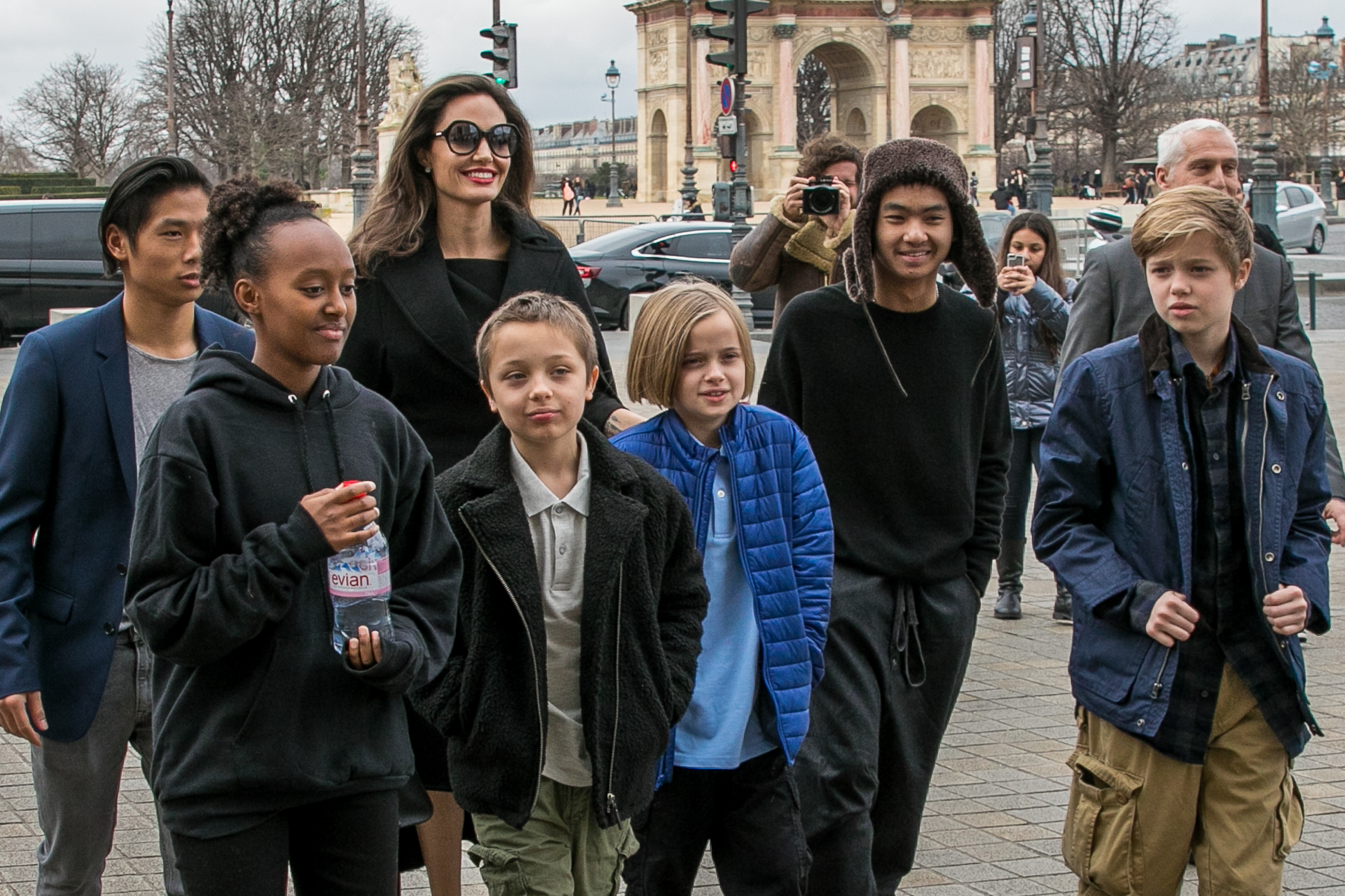 Angelina Jolie y sus hijos Maddox Jolie-Pitt, Shiloh Jolie-Pitt, Vivienne Marcheline Jolie-Pitt, Knox Léon Jolie-Pitt, Zahara Jolie-Pitt y Pax Jolie-Pitt llegando al museo del Louvre, el 30 de enero de 2018 en París, Francia. | Foto: Getty Images