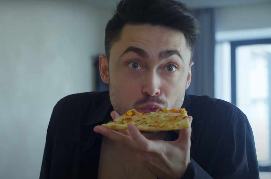 Hombre comiendo pizza | Fuente: YouTube / DramatizeMe