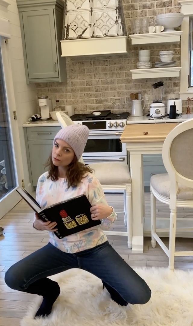 Kimberly Williams-Paisley fotografiada en su cocina, con fecha de febrero de 2022 | Fuente: Instagram/kimberlywilliamspaisley