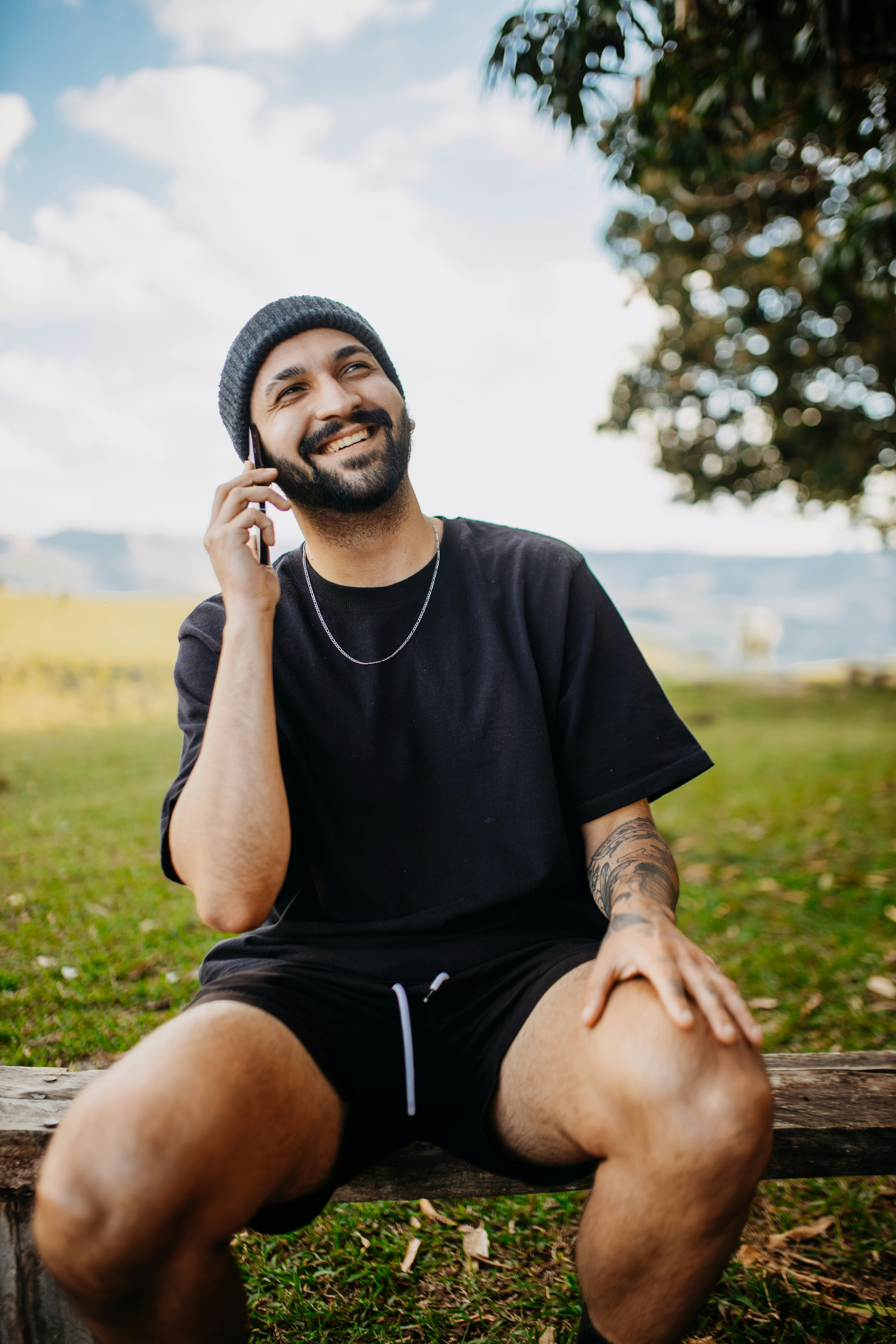 Un hombre hablando por teléfono | Fuente: Pexels