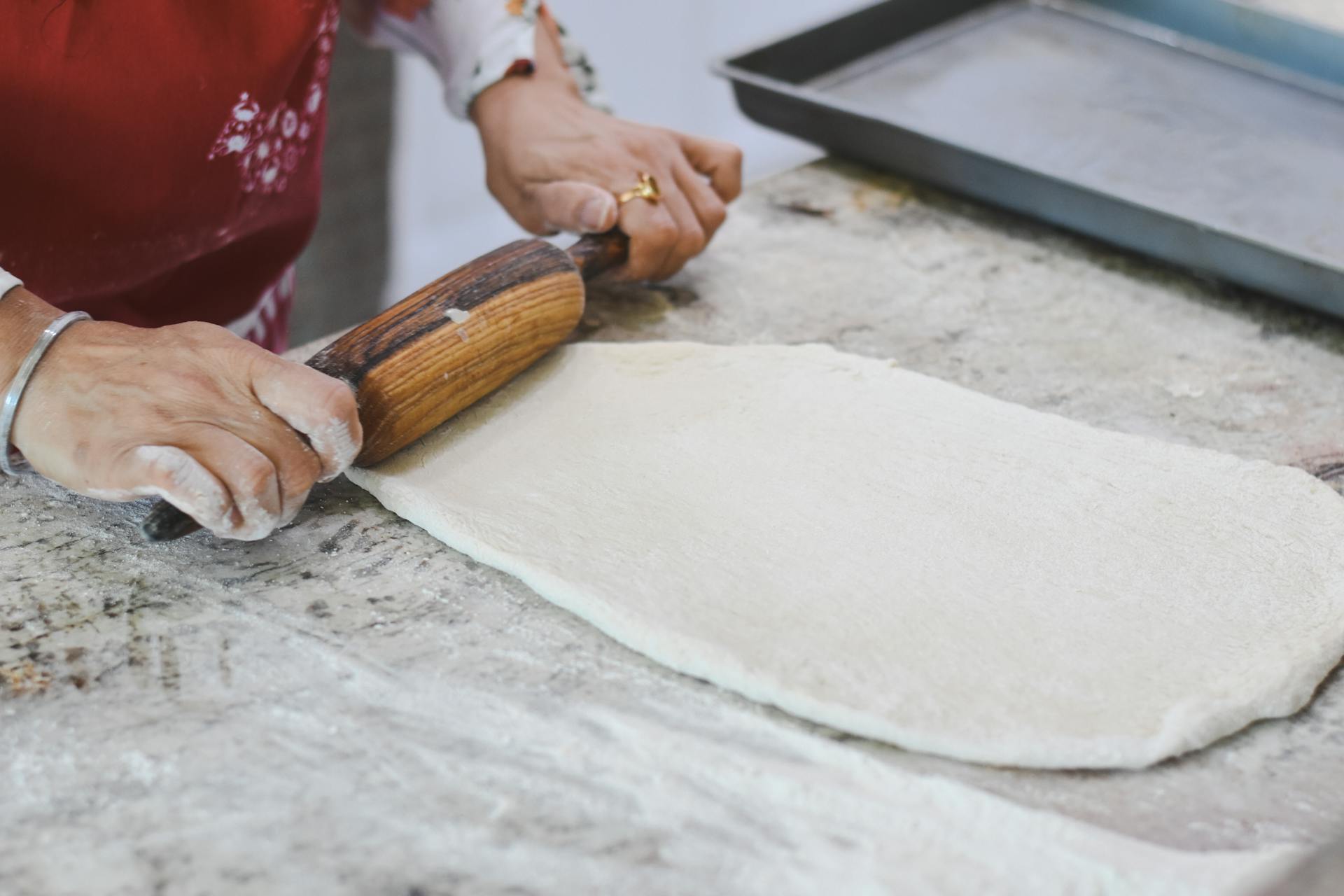 Una persona utilizando un rodillo de amasar | Fuente: Pexels