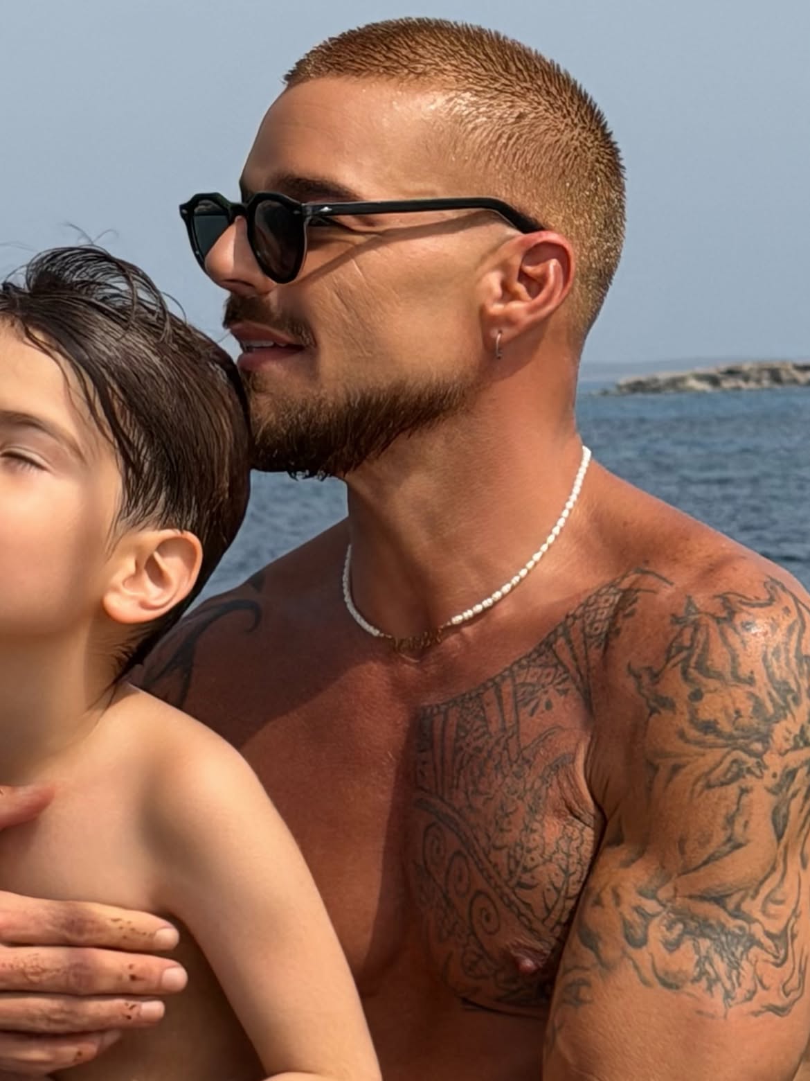Ricky Martin compartiendo junto a su hijo Renn en la playa | Fuente: Instagram/ricky_martin