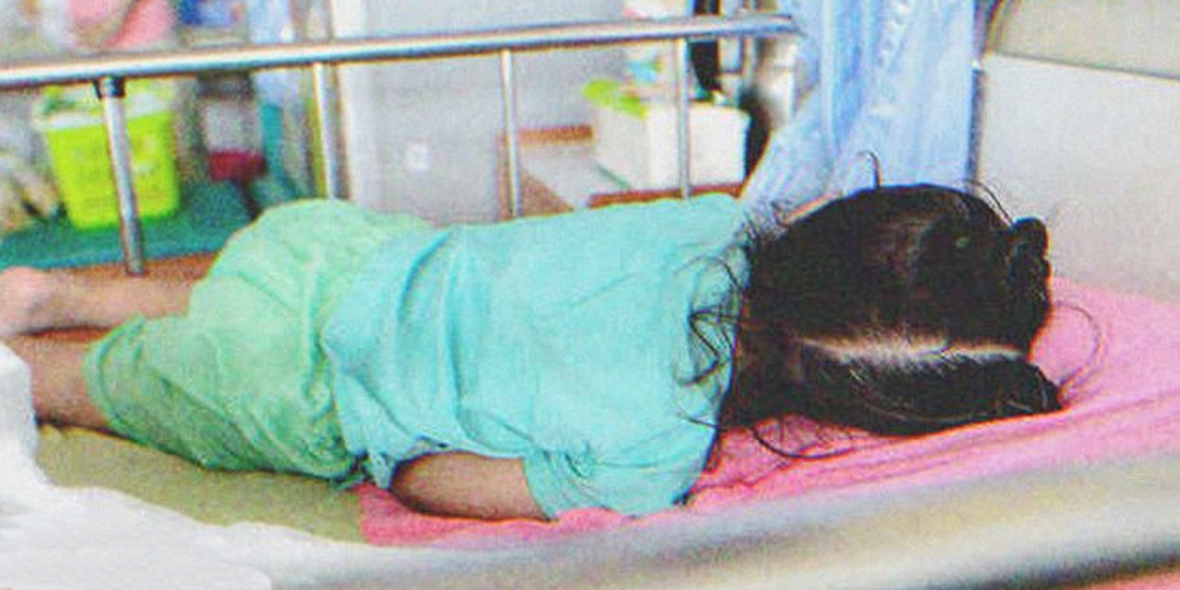 Niña tumbada en una cama de hospital | Foto: Shutterstock