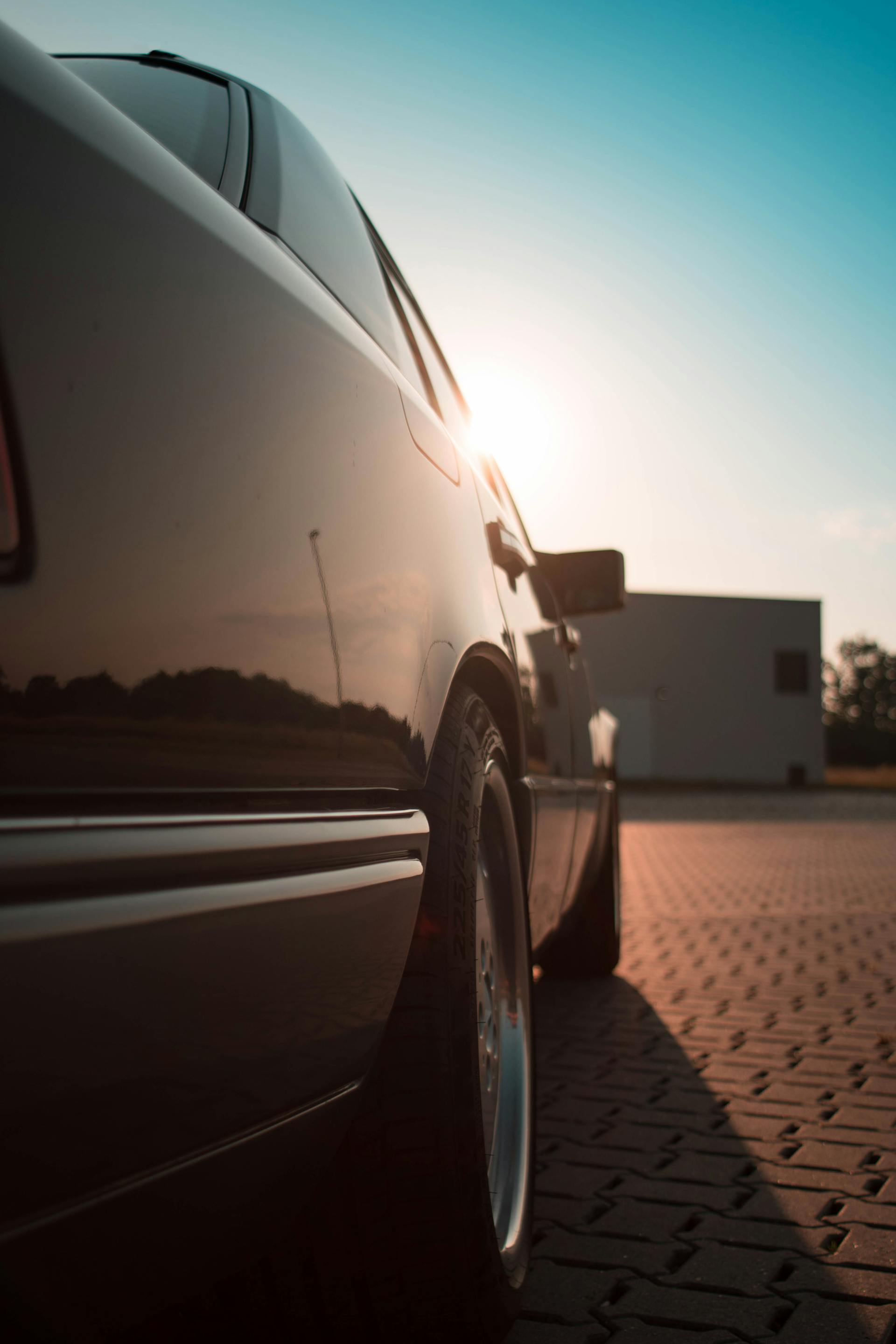 Un automóvil sobre una acera | Fuente: Pexels
