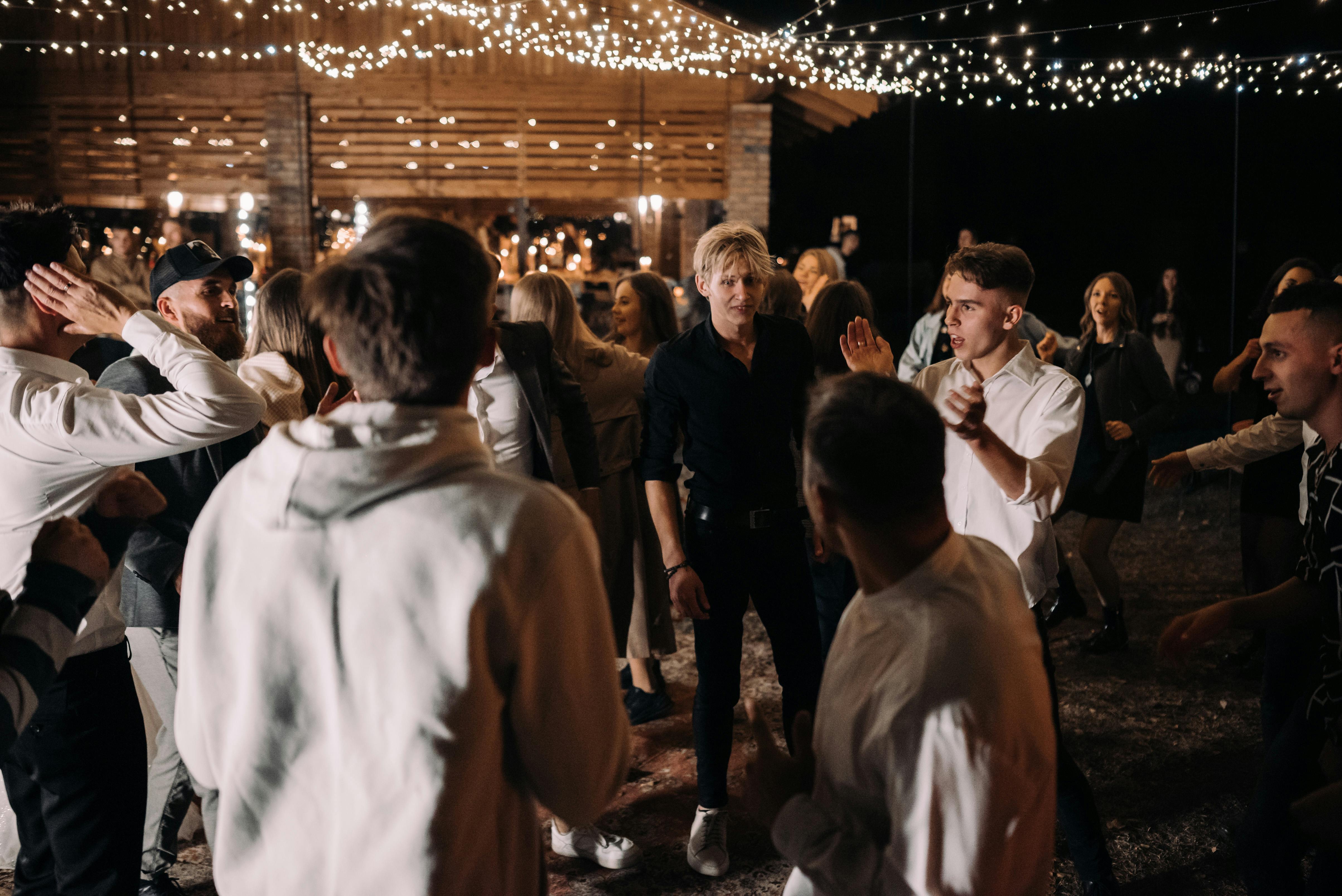 Gente bailando en una boda | Foto: Pexels