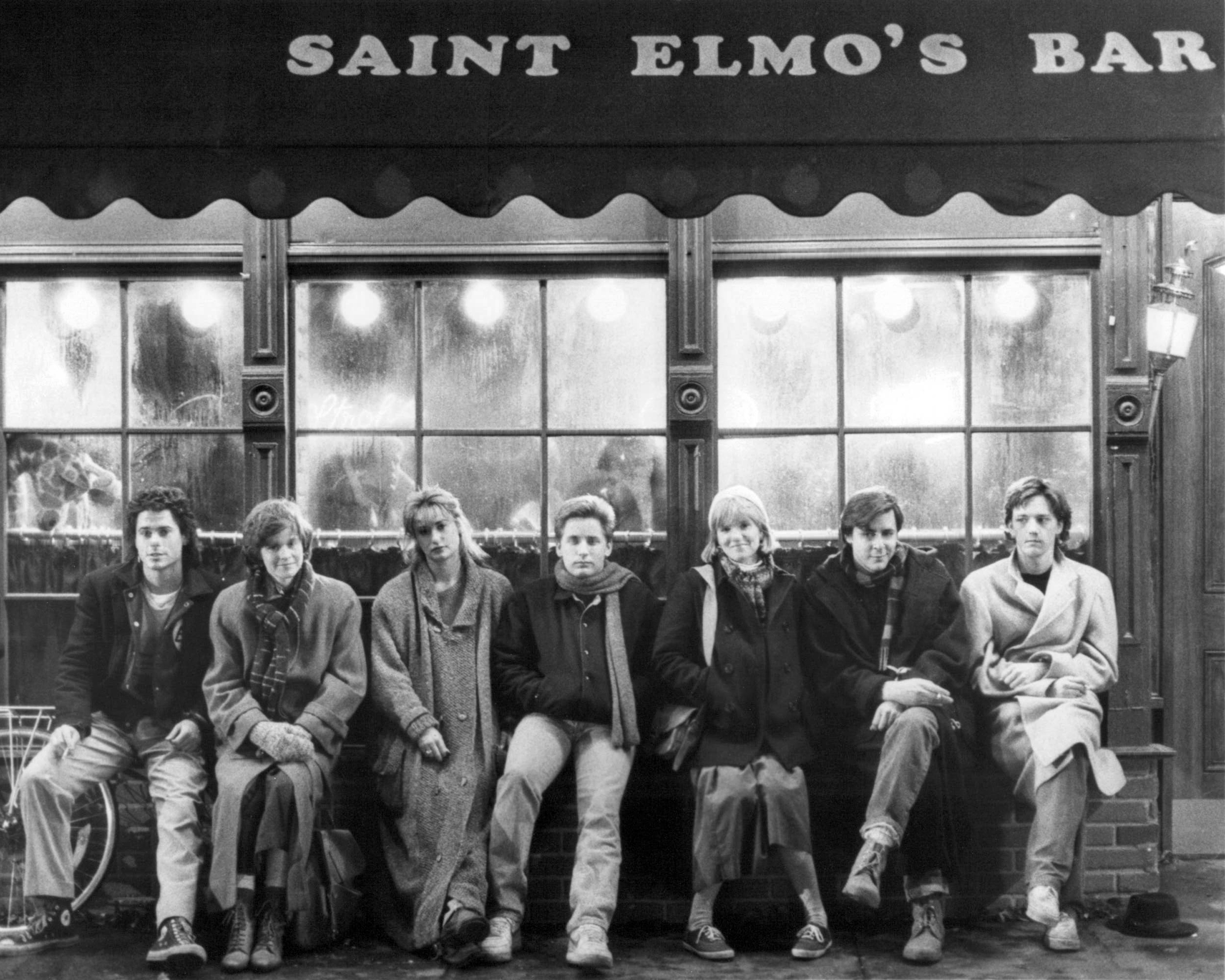 Rob Lowe (extrema izquierda) con el reparto de "St. Elmo's Fire" de I-D: Ally Sheedy, Demi Moore, Emilio Estevez, Mare Winningham, Judd Nelson y Andrew McCarthy, circa 1980s | Fuente: Getty Images