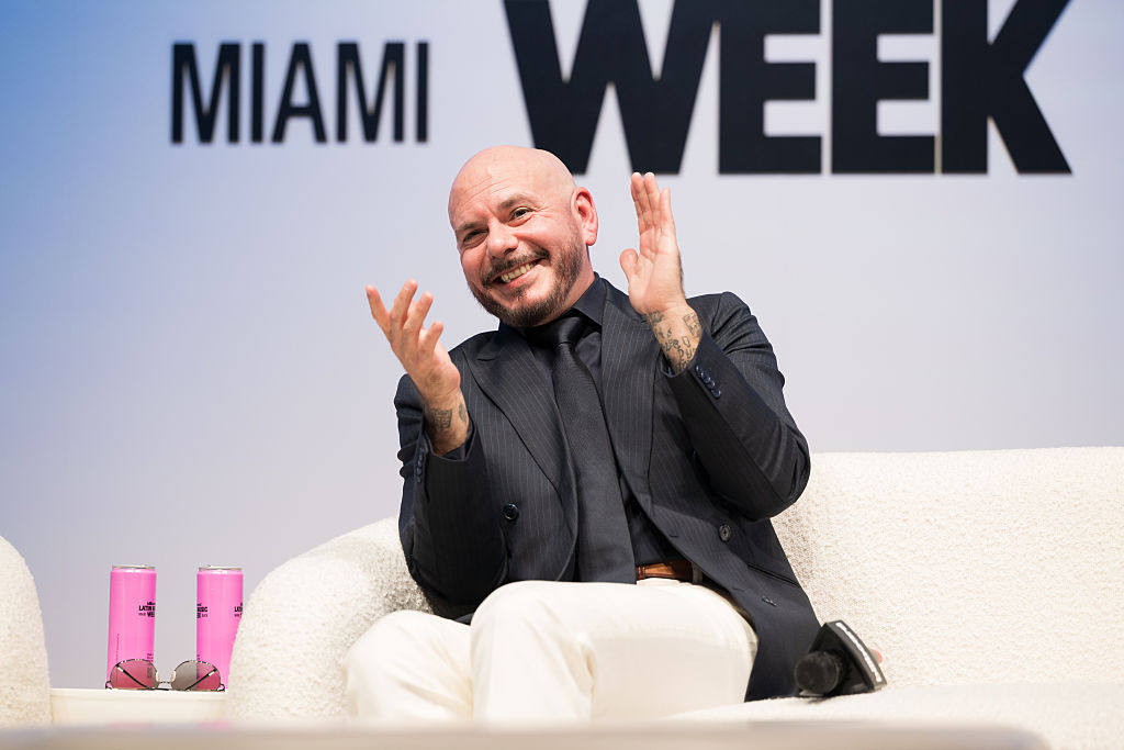 Pitbull interviene en el escenario durante la Billboard Latin Music Week Miami 2026 en el Faena Forum, el 21 de octubre de 2026 en Miami Beach, Florida. | Fuente: Getty Images